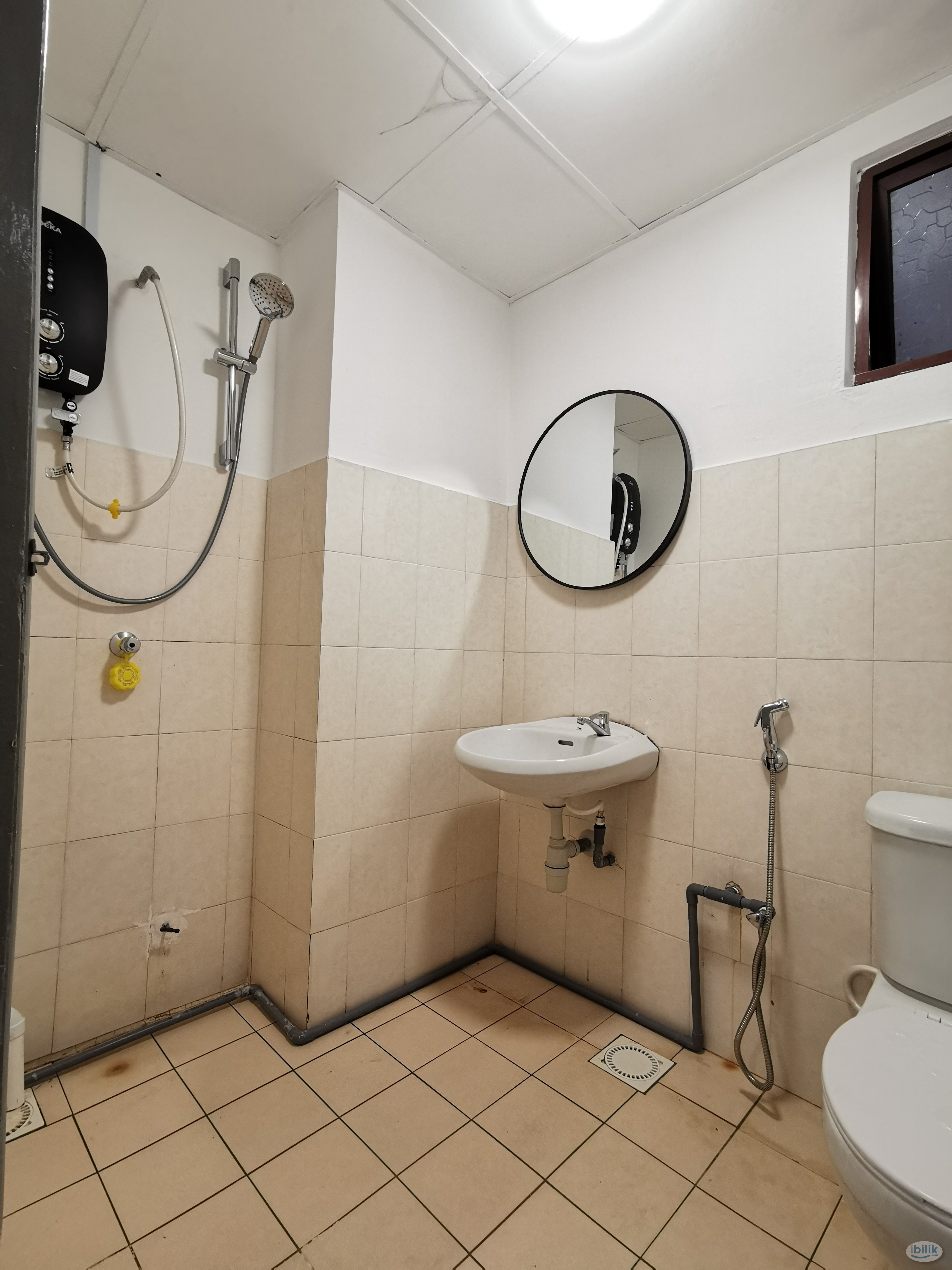 Only 8 minutes walking distance to MRT Surian Middle Room at Palm Spring, Kota Damansara - Image 4