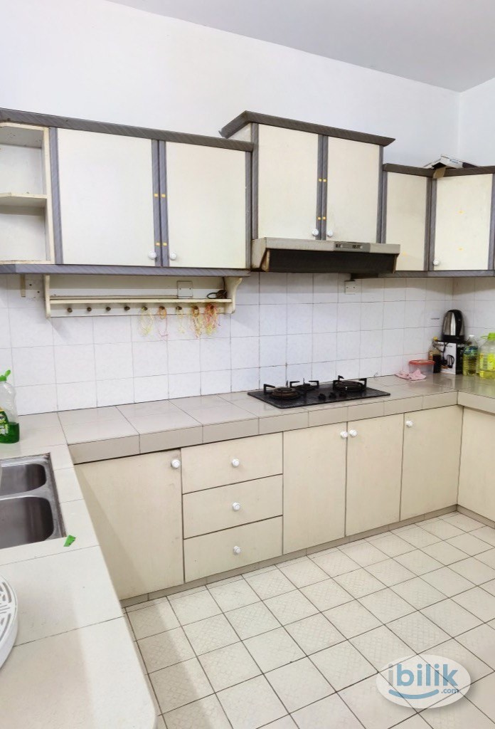 Middle Room at Bandar Utama, Petaling Jaya - Image 1