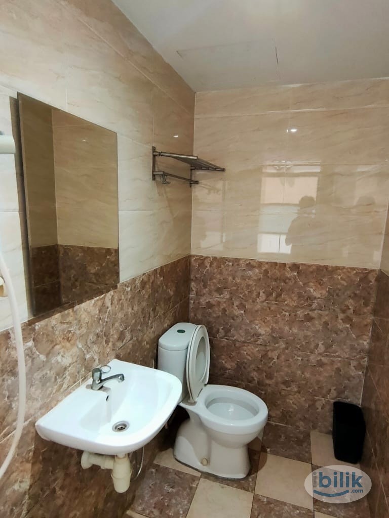 Middle Room at Bandar Sunway, Petaling Jaya - Image 3