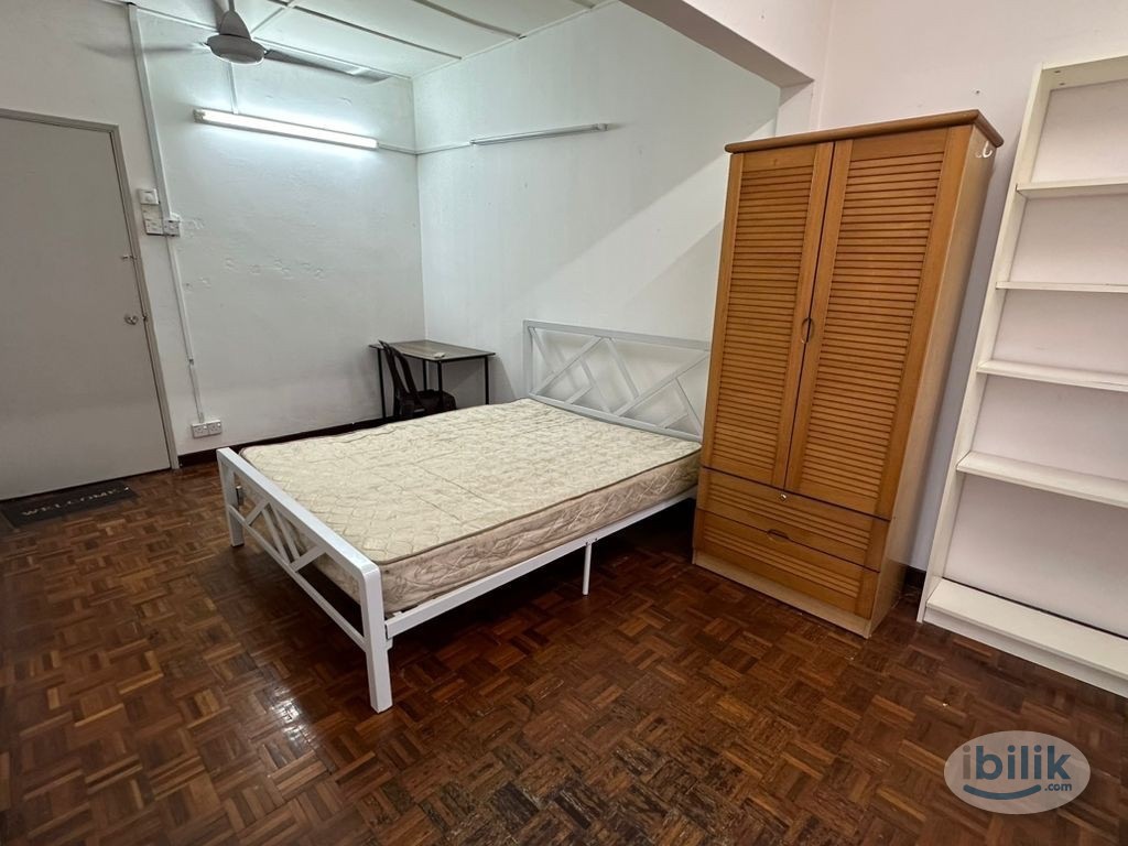 Middle Room at Bandar Sunway, Petaling Jaya - Image 2