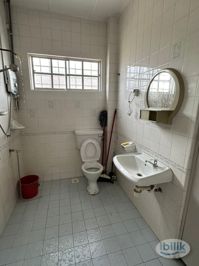 Middle Room at Bandar Sunway, Petaling Jaya - Image 3