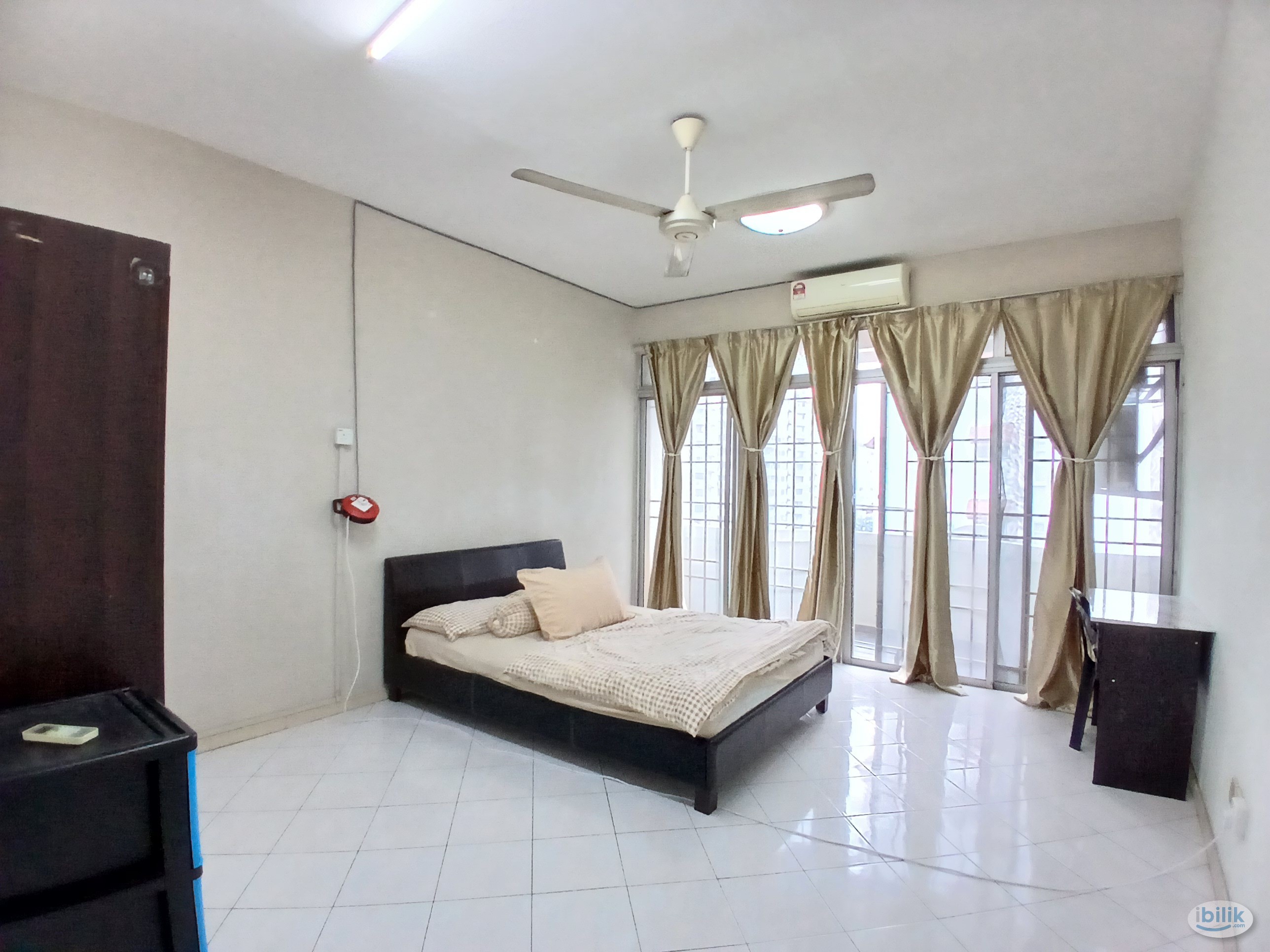 Extra Large Room with Balcony near LRT - Image 2