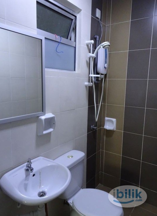 Single Room at Taman Bukit Serdang, Seri Kembangan - Image 3