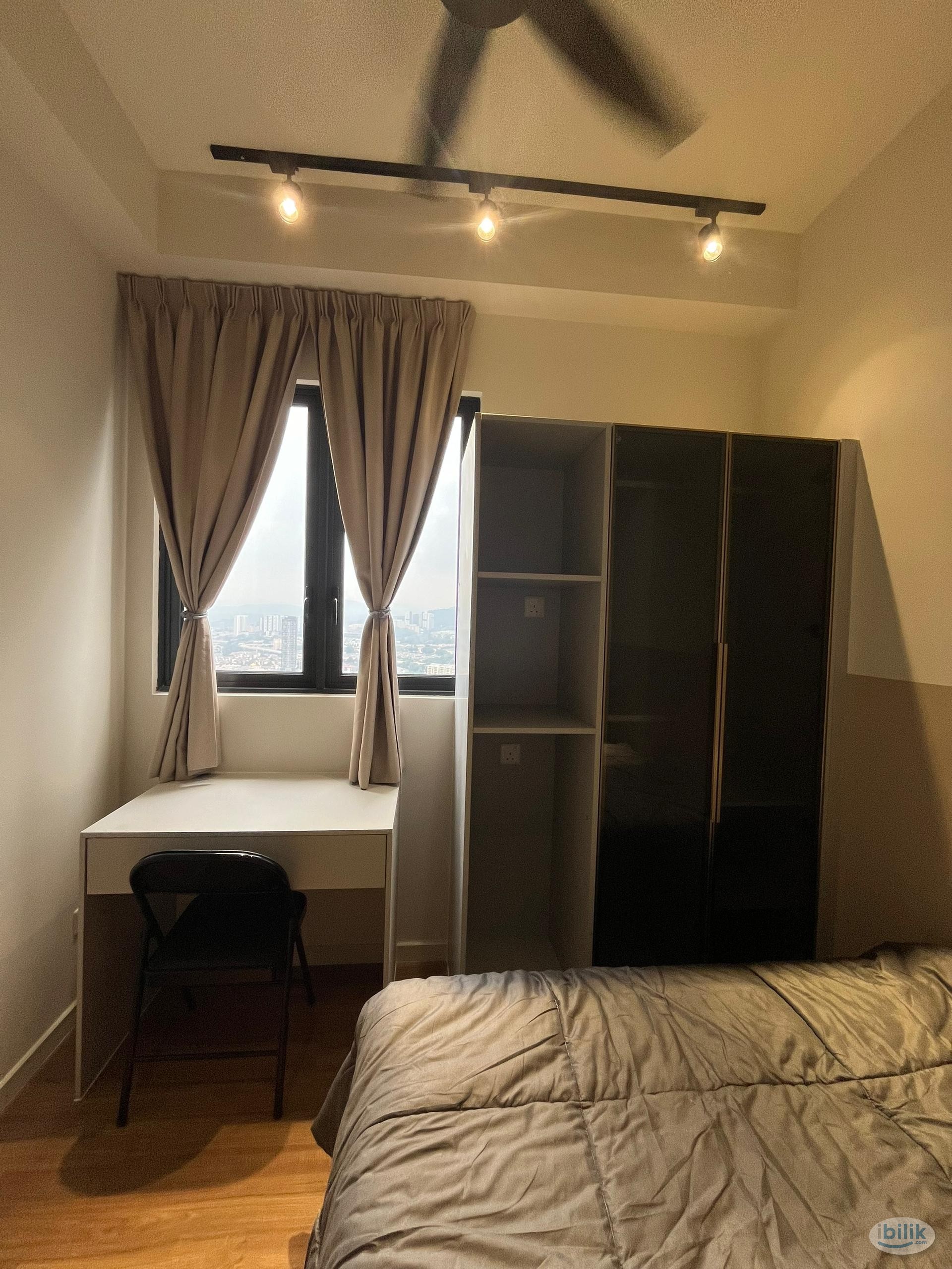 Queen Bedroom with Personal Fridge Provided 💯✨ - Image 2