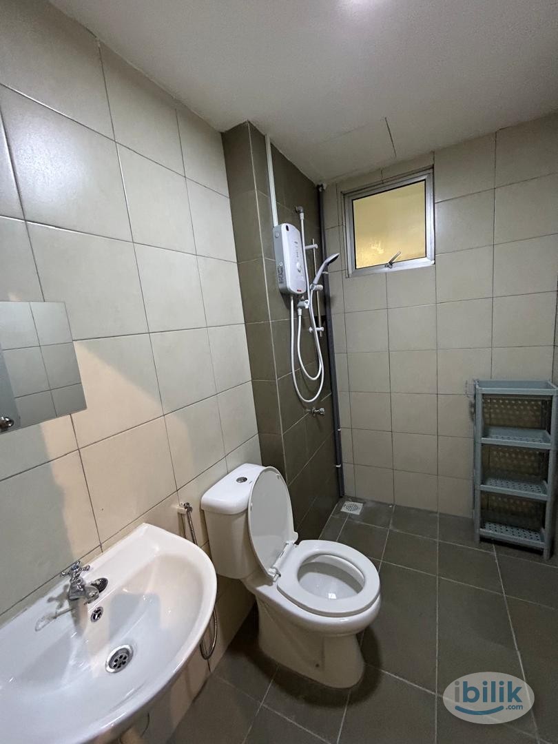 😍 5 mins walk to LRT 😍 Inclusive of Utilities 😍Free Wifi 😍Free Cleaning 😍Fully furnished Medium Room at Platinum OUG - Image 3