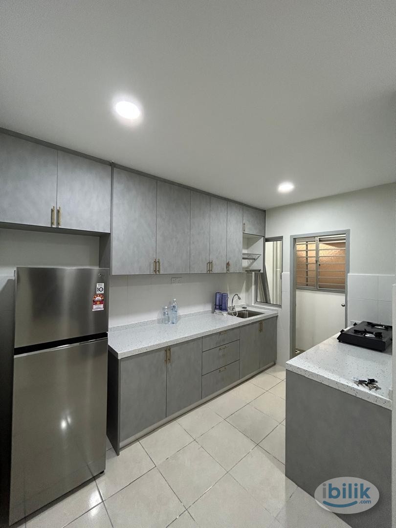 😍 5 mins walk to LRT 😍 Inclusive of Utilities 😍Free Wifi 😍Free Cleaning 😍Fully furnished Medium Room at Platinum OUG - Image 4