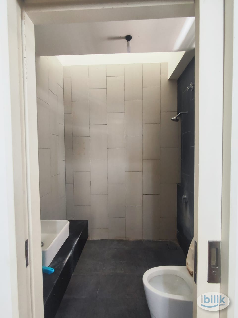 Medium Room with private bathroom in Setia Alam - Image 4