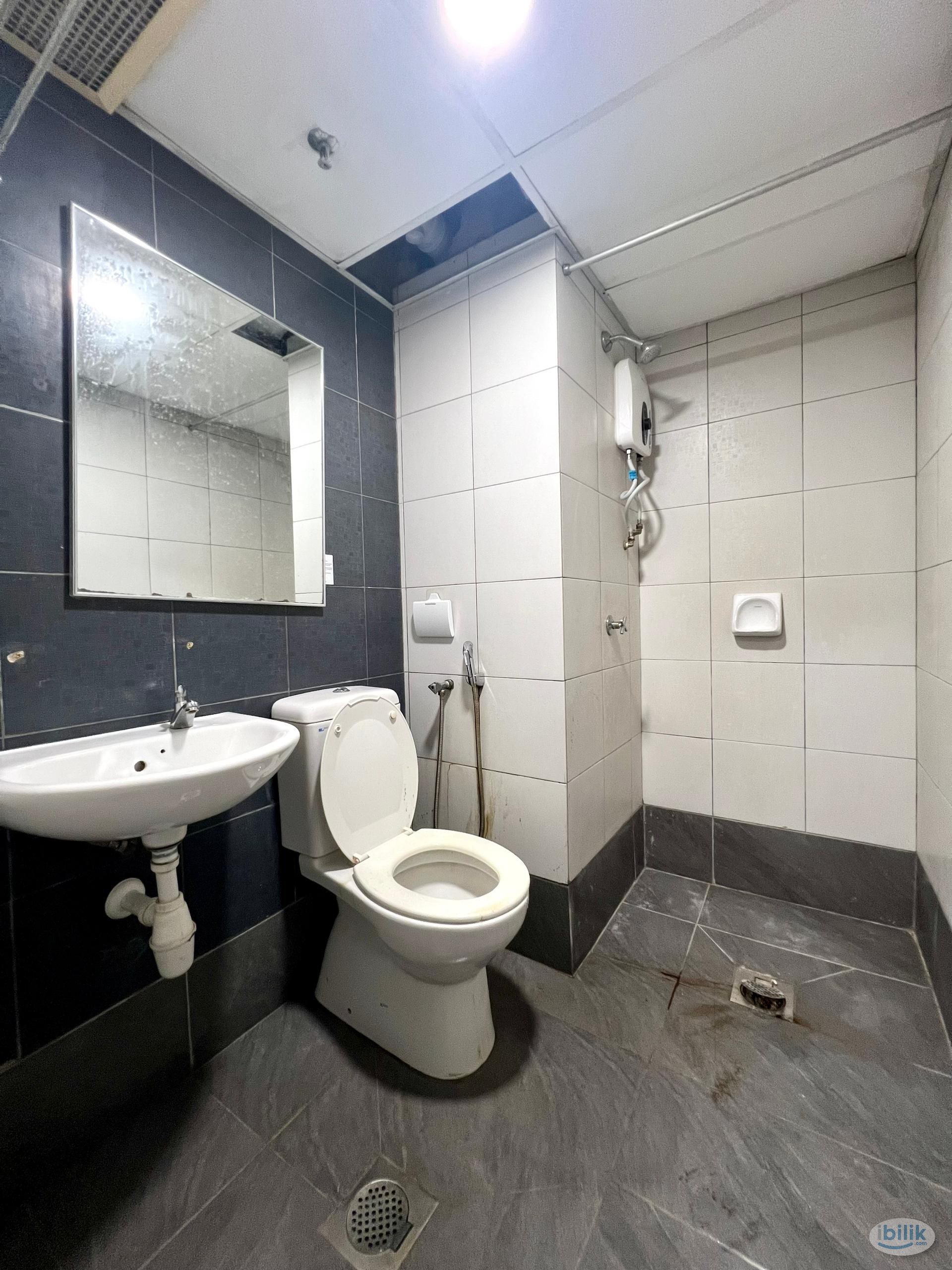 📍6mins walking distance to CIQ/Customs📍 Master room with private bathroom🏠Suria City @ Jalan Tenteram - Image 5