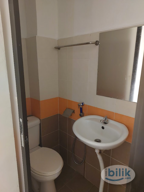 Budget-Friendly Haven: Comfortable Master Room with Private bathroom in Kajang, Selangor just opposite of MRT Kajang! - Image 3