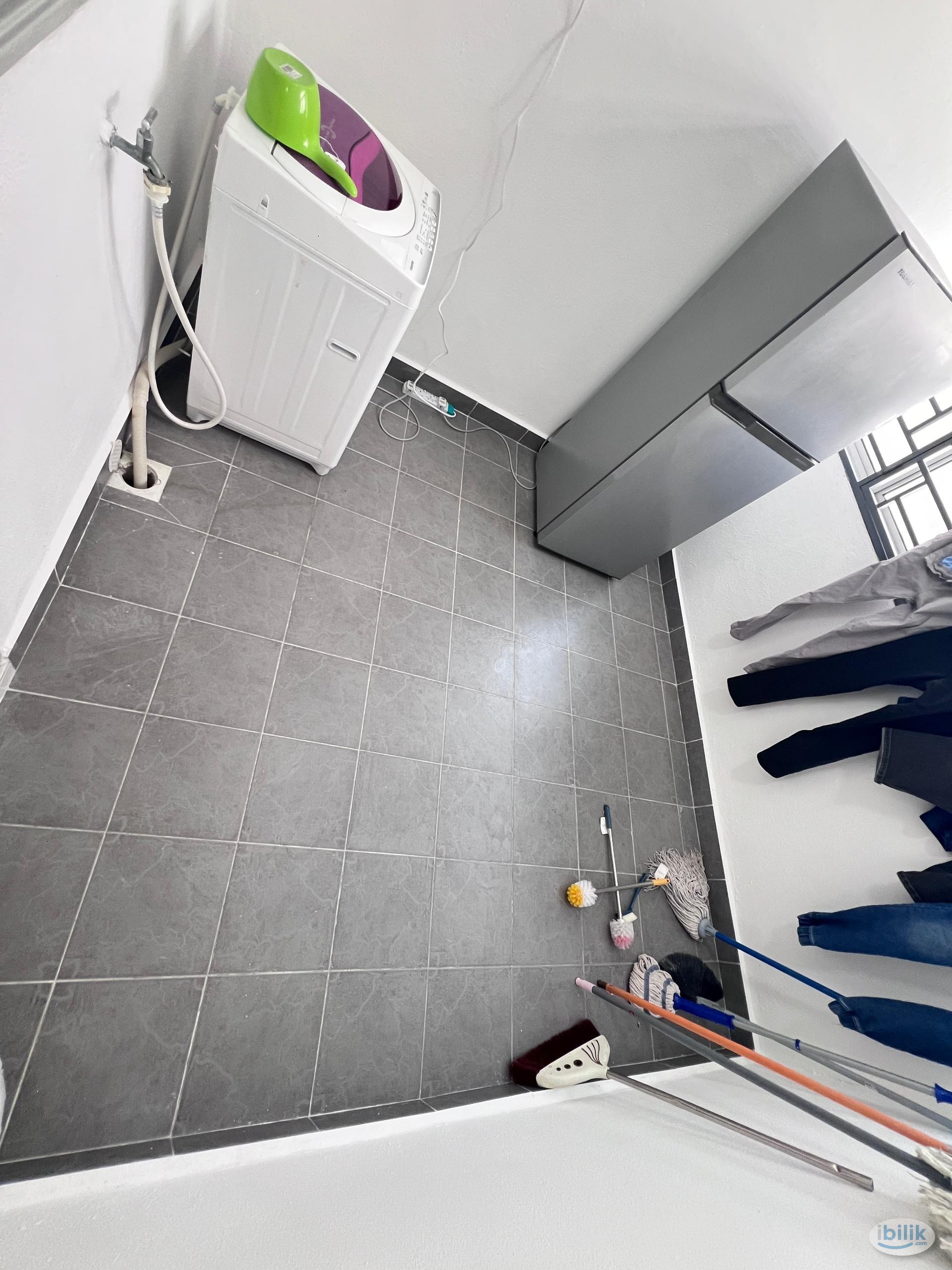 😍 5 mins walk to LRT😍 Inclusive all Utilities 😍Free Wifi 😍Free Cleaning 😍Fully Furnished Medium Room at Main Place Suban - Image 3