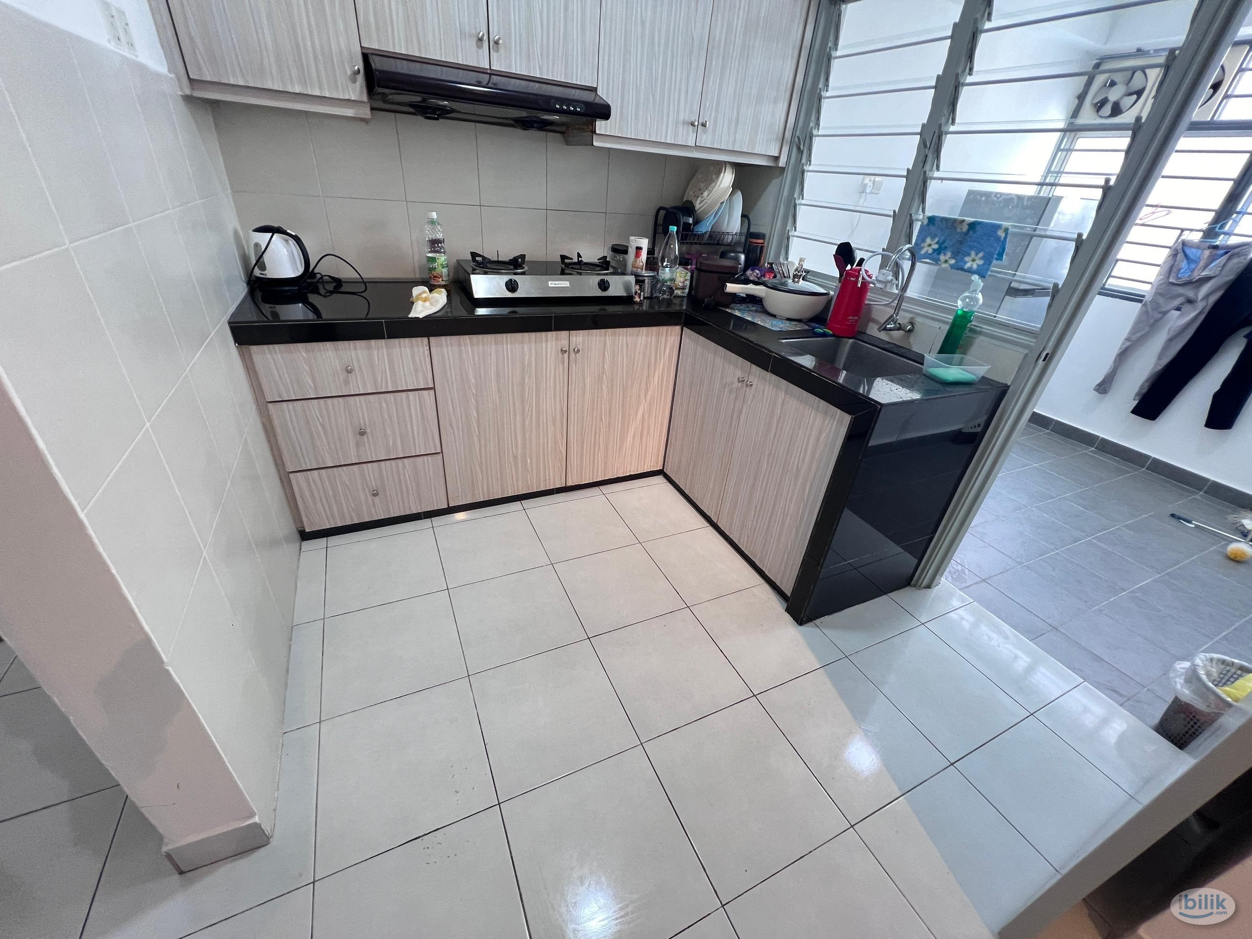 😍 5 mins walk to LRT😍 Inclusive all Utilities 😍Free Wifi 😍Free Cleaning 😍Fully Furnished Medium Room at Main Place Suban - Image 4