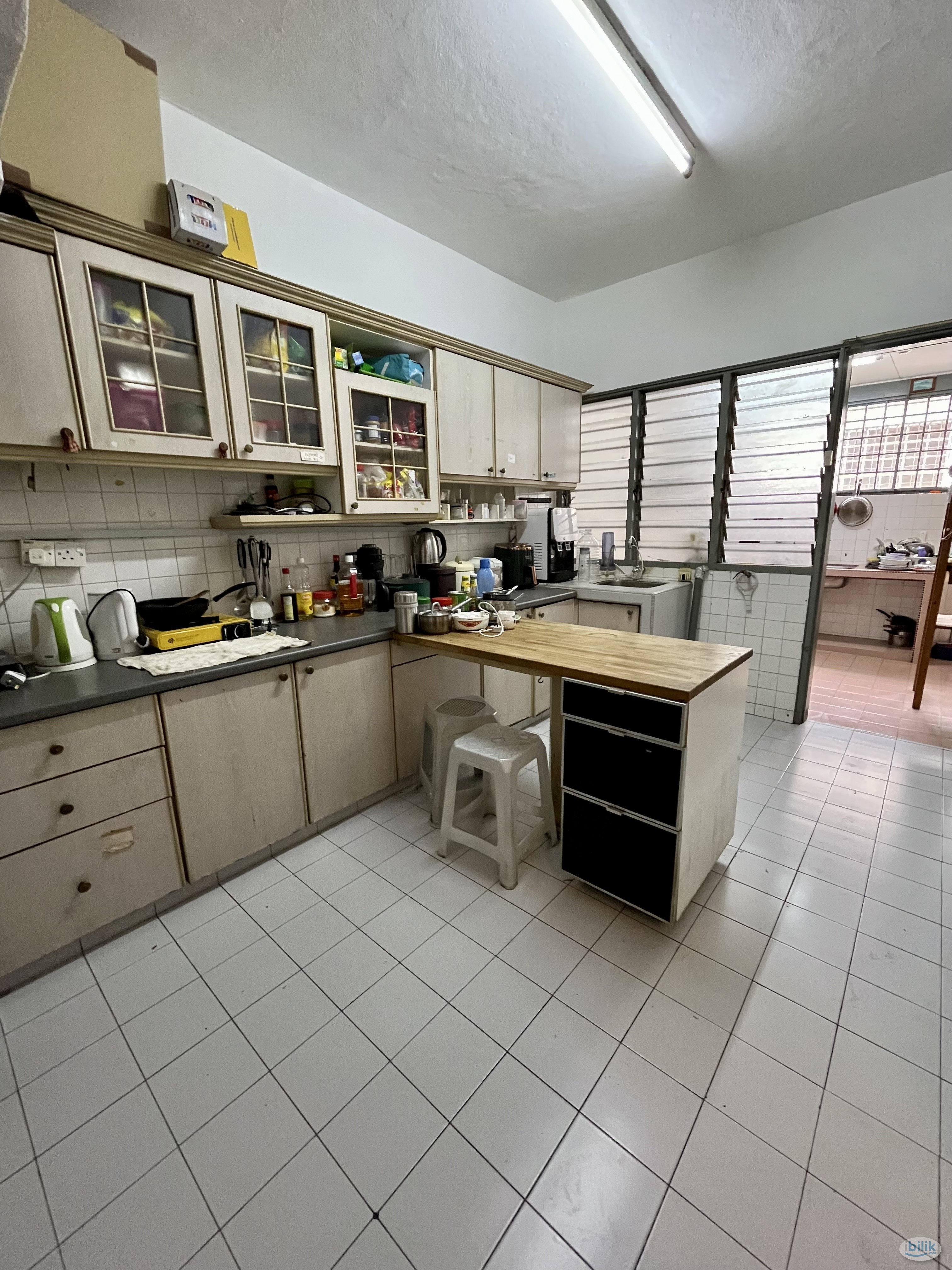 🏠 Medium Room for Rent at USJ 1  ❗ Zero Deposit! ❗  🌬️ Includes Window & Aircond  ✨ Comfortable & Cozy Space ✨  📞 Don - Image 3