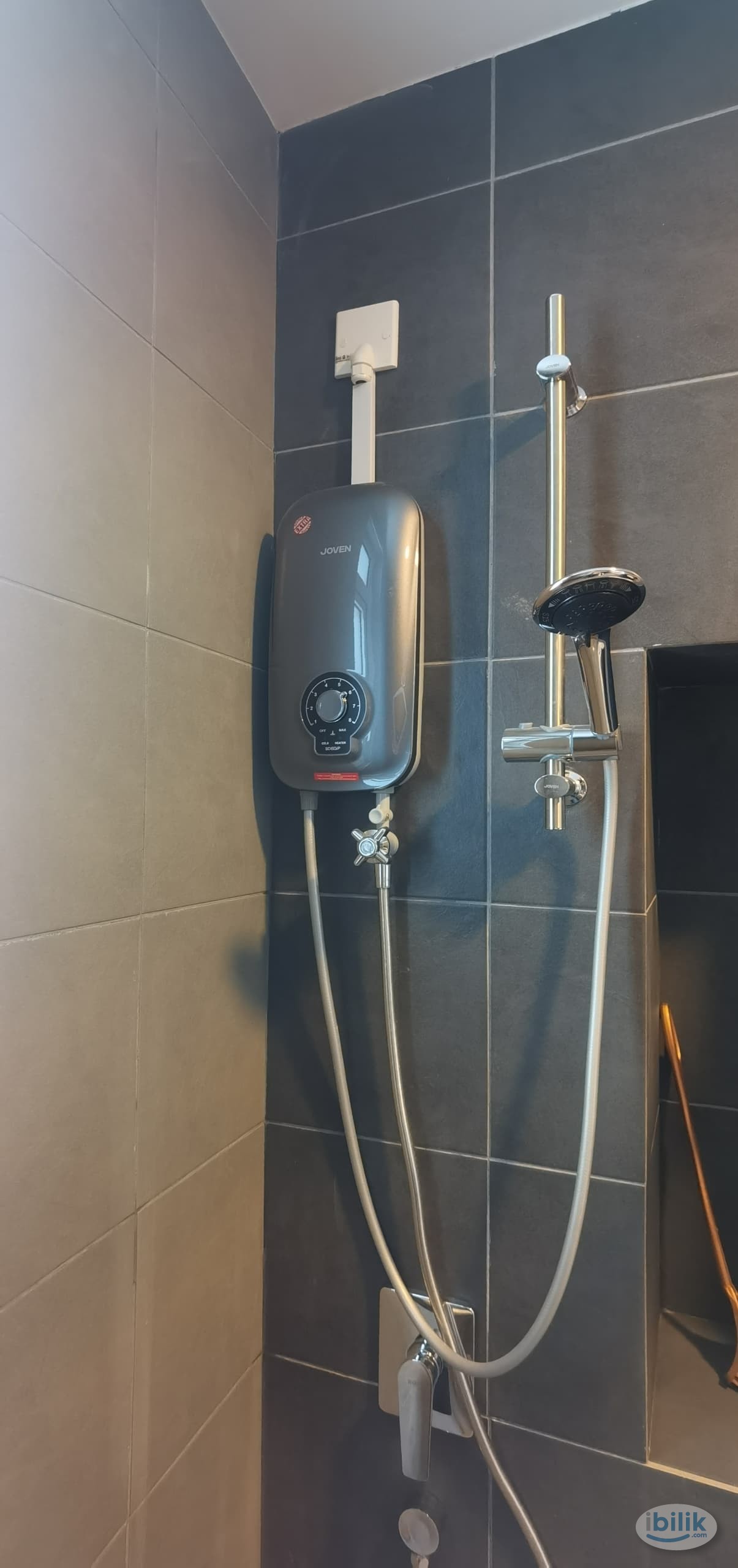 Middle Room for Rent Free WIfi and cleaning service - Image 4