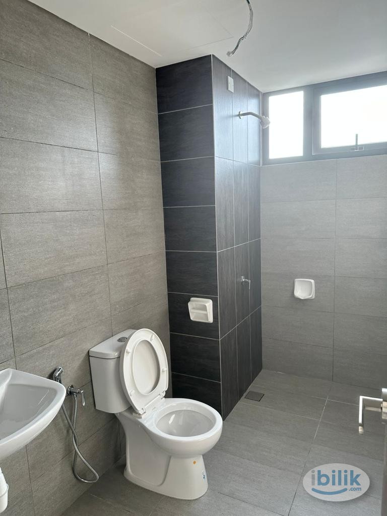 Middle Room for Rent Free WIfi and cleaning service - Image 5