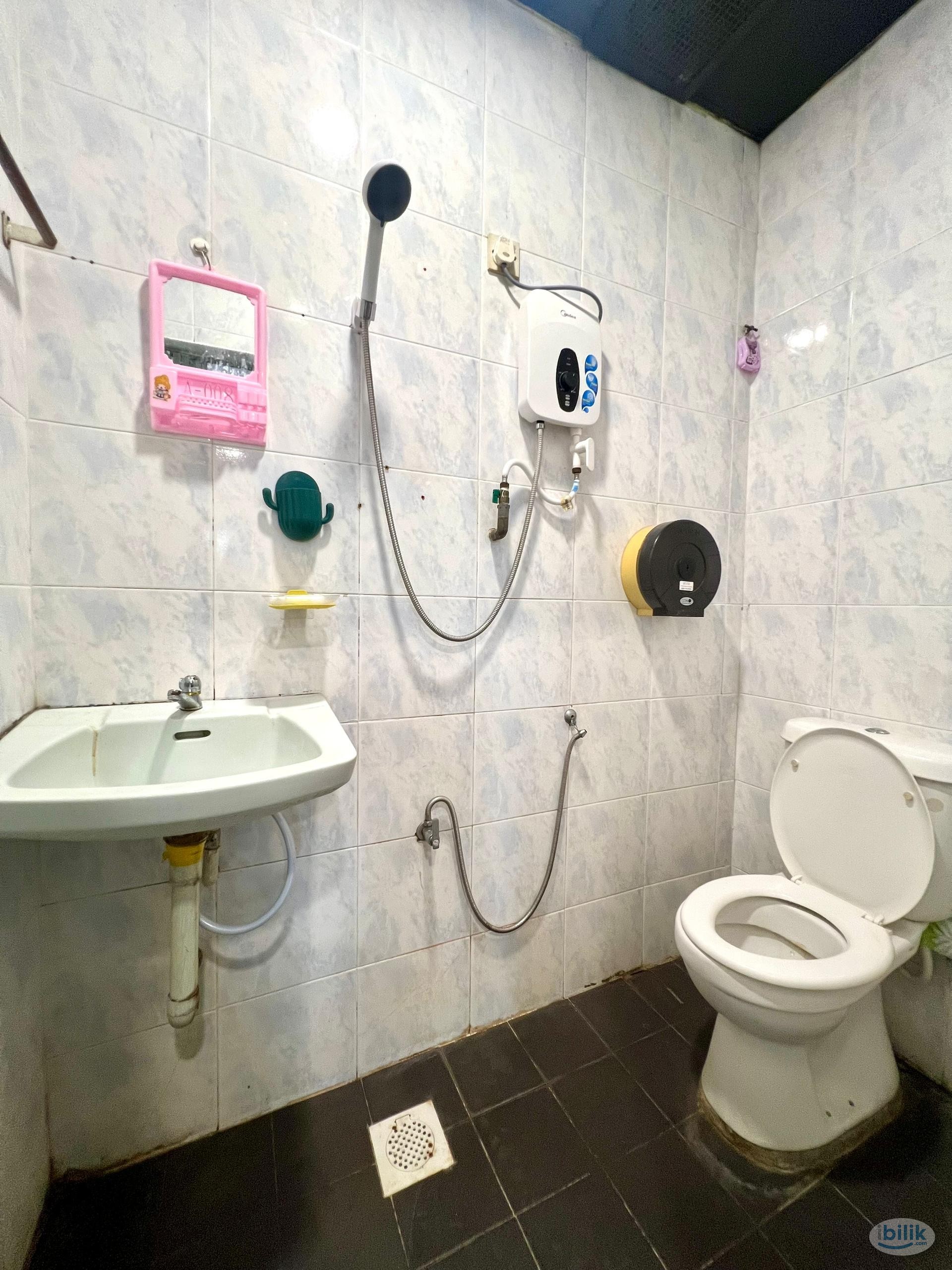 🔥Immediately move in🔥Master room with bathroom rent at Taman Johor Jaya - Image 4