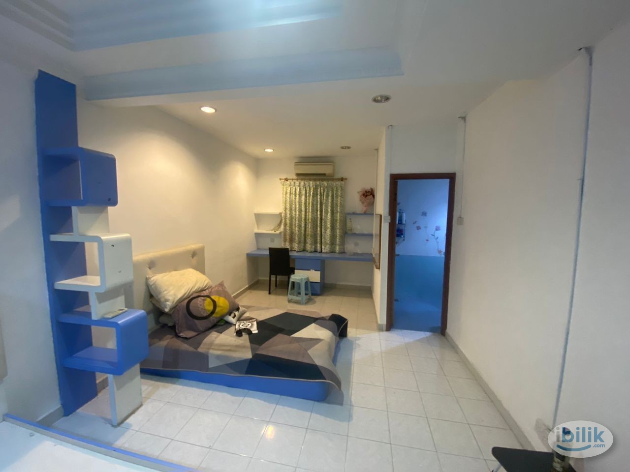 Budget-friendly: Two Single Beds' Room with Attached sharing Private Bathroom at Bukit Rimau! - Image 1