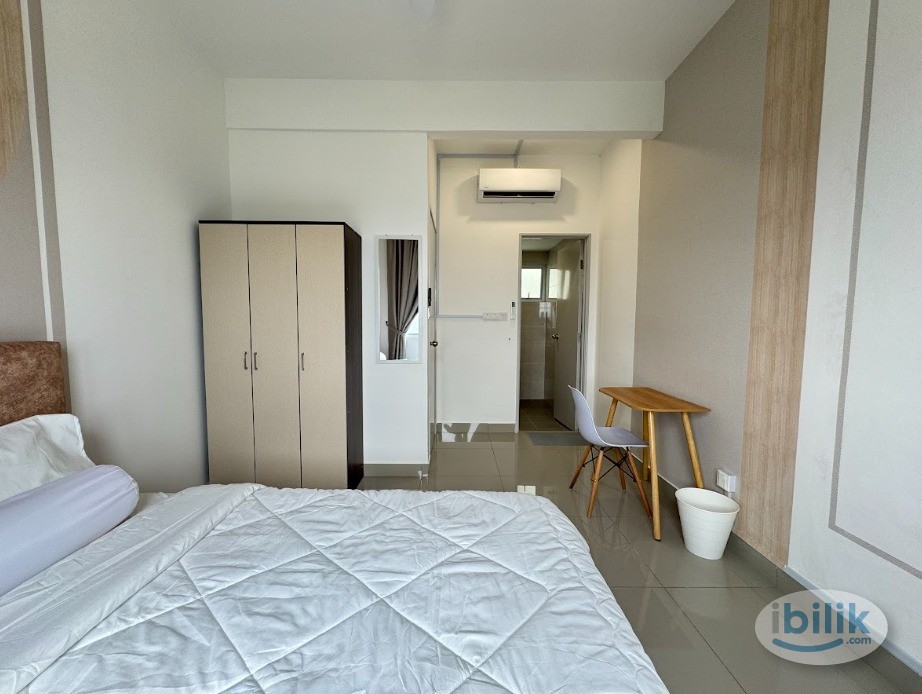 Master room with private bathroom at Acacia Sepang - Image 2