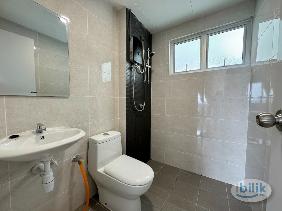 Master room with private bathroom at Acacia Sepang - Image 5