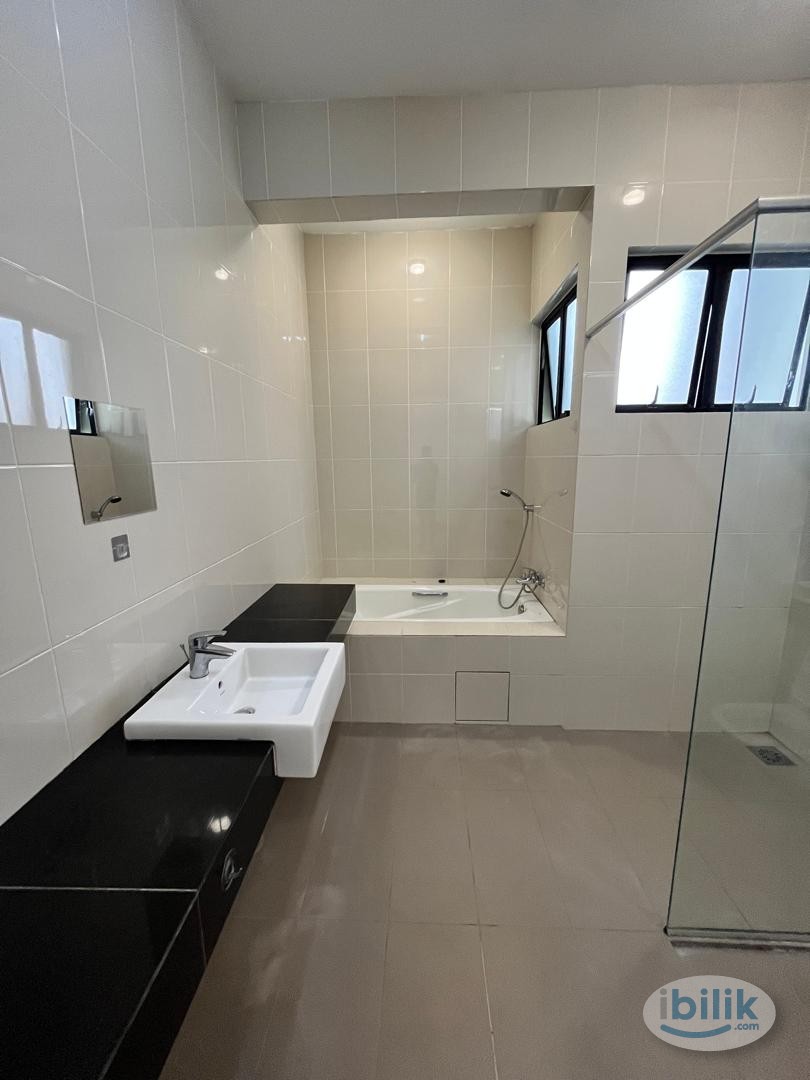 🔥💢LOW DEPOSIT & FULLY FURNISHED 💢🔥SETIA ALAM KLANG MASTER ROOM WITH BALCONY WITH BATHTUB 🛁FOR RENT🎉🎉 - Image 4