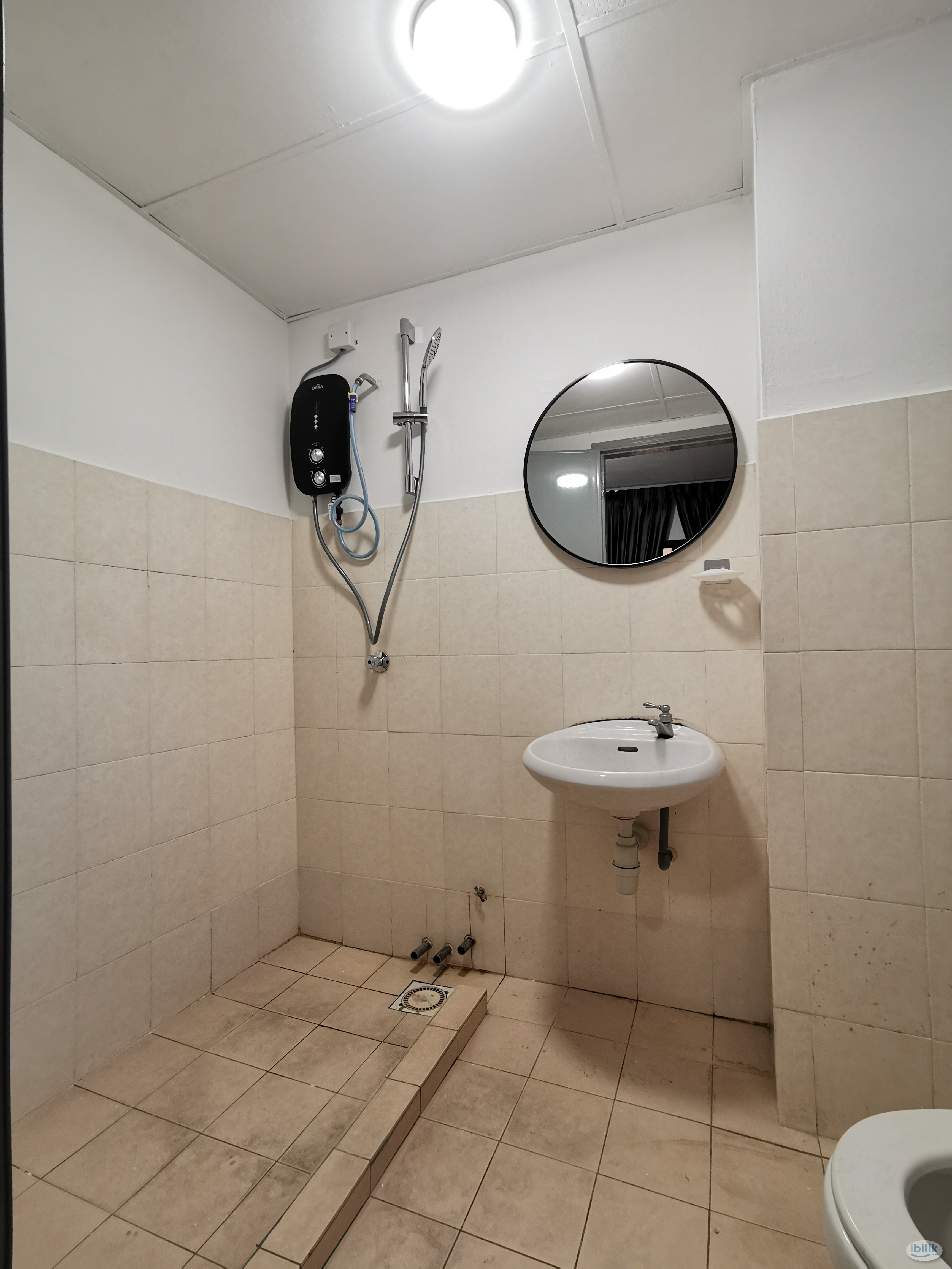 Only 8 minutes walking distance to MRT Surian Middle Room at Palm Spring, Kota Damansara - Image 4