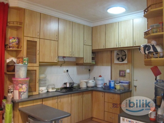 Middle Room at Bukit Pandan 2, Pandan - Image 1
