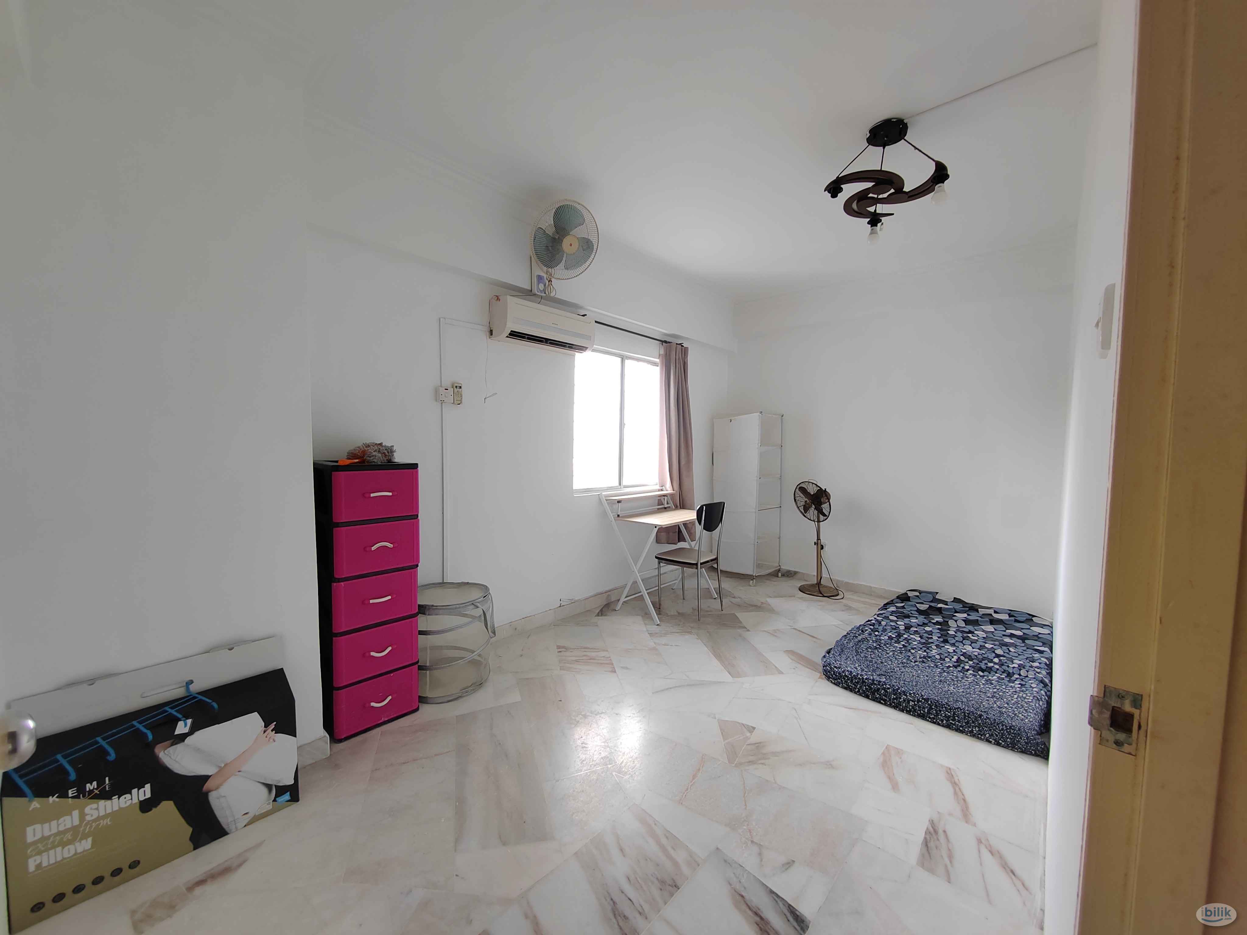 Middle Room at Bukit Pandan 2, Pandan - Image 4