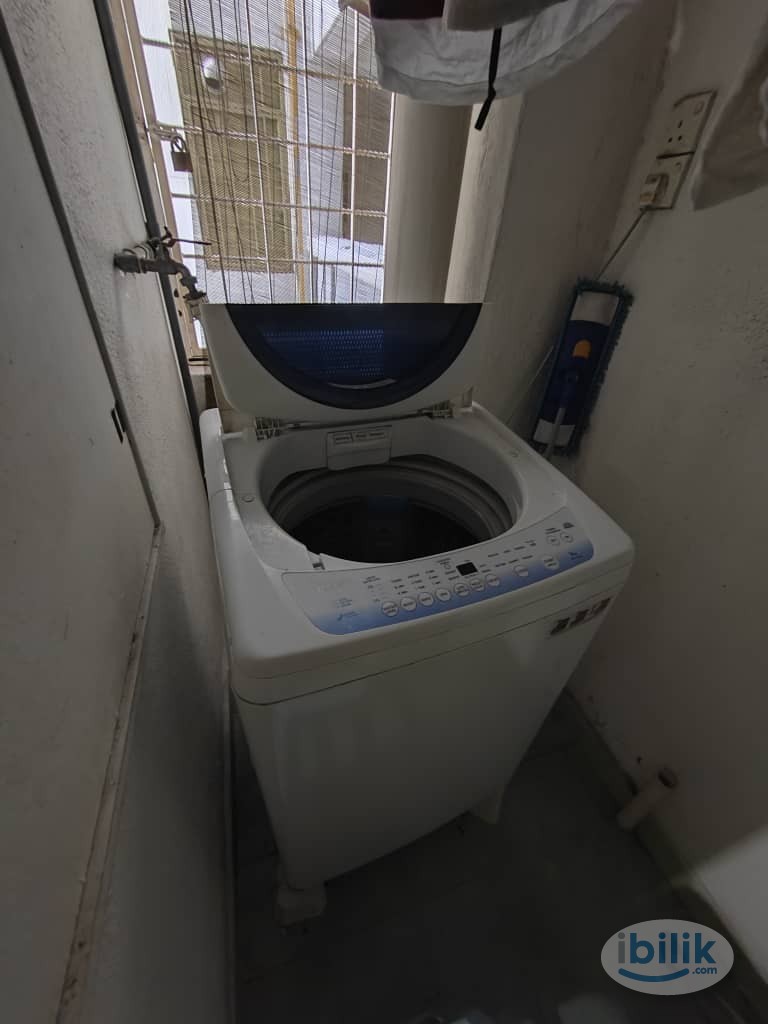 Middle Room at Bukit Pandan 2, Pandan - Image 5