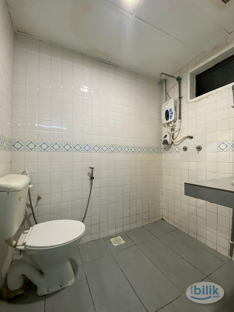 😘LOW DEPOSIT😘Master Room at Taman Pelangi Johor Bahru - Image 4