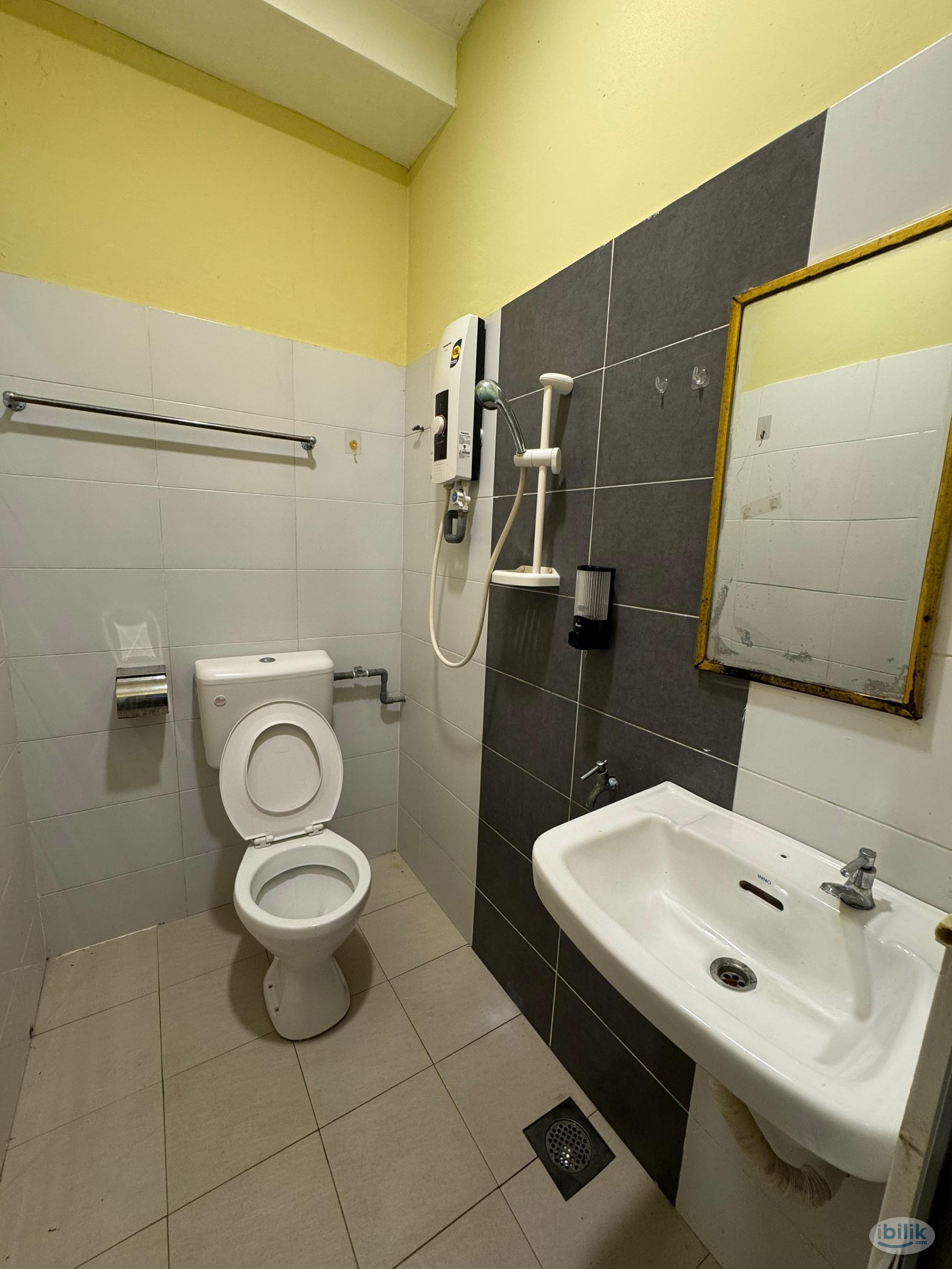 👣Syper Low deposit👣Master Room at Taman Century Johor, Malaysia - Image 5