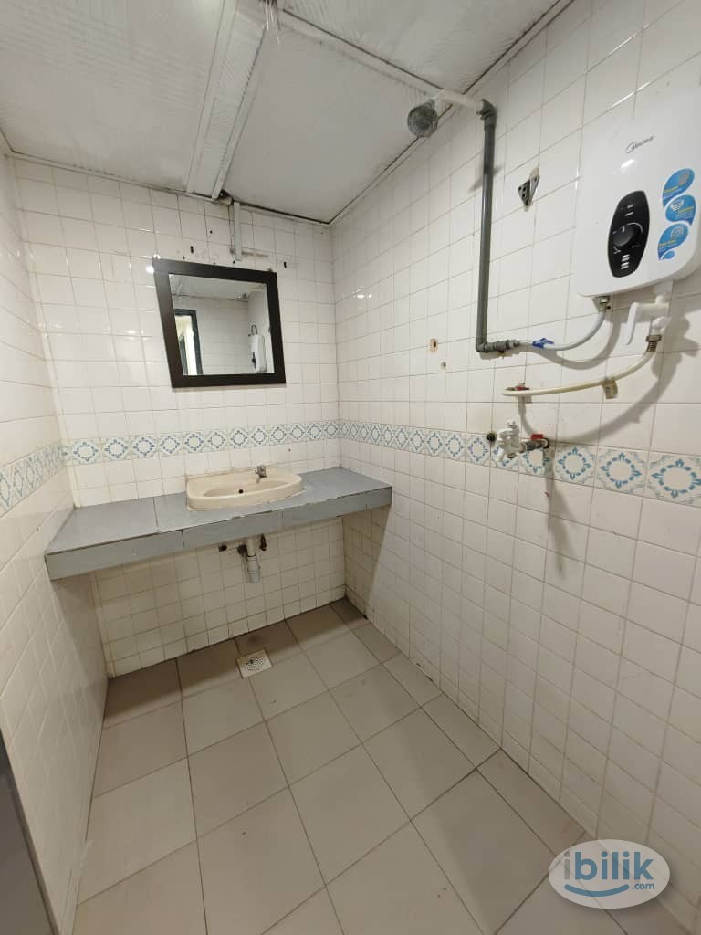 😘LOW DEPOSIT😘Master Room at Taman Pelangi Johor, Malaysia - Image 3