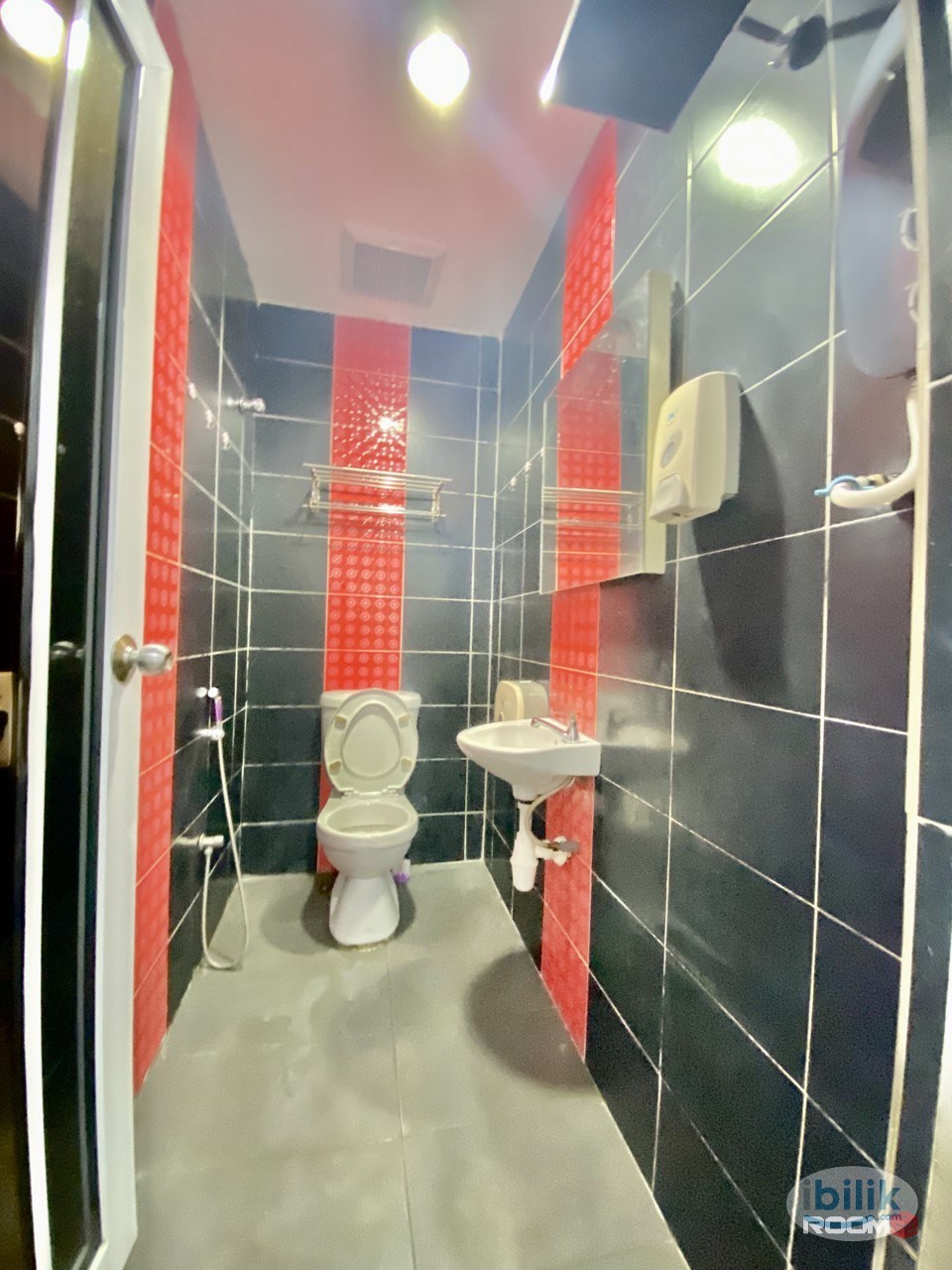 Middle Room at SS24 Petaling Jaya, Selangor - Image 2