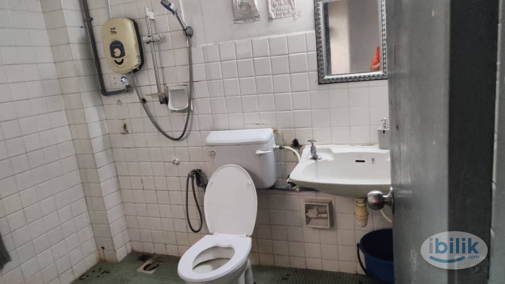 Near Mid Valley Taman Bukit Desa Room with Bathroom Attached - Image 3