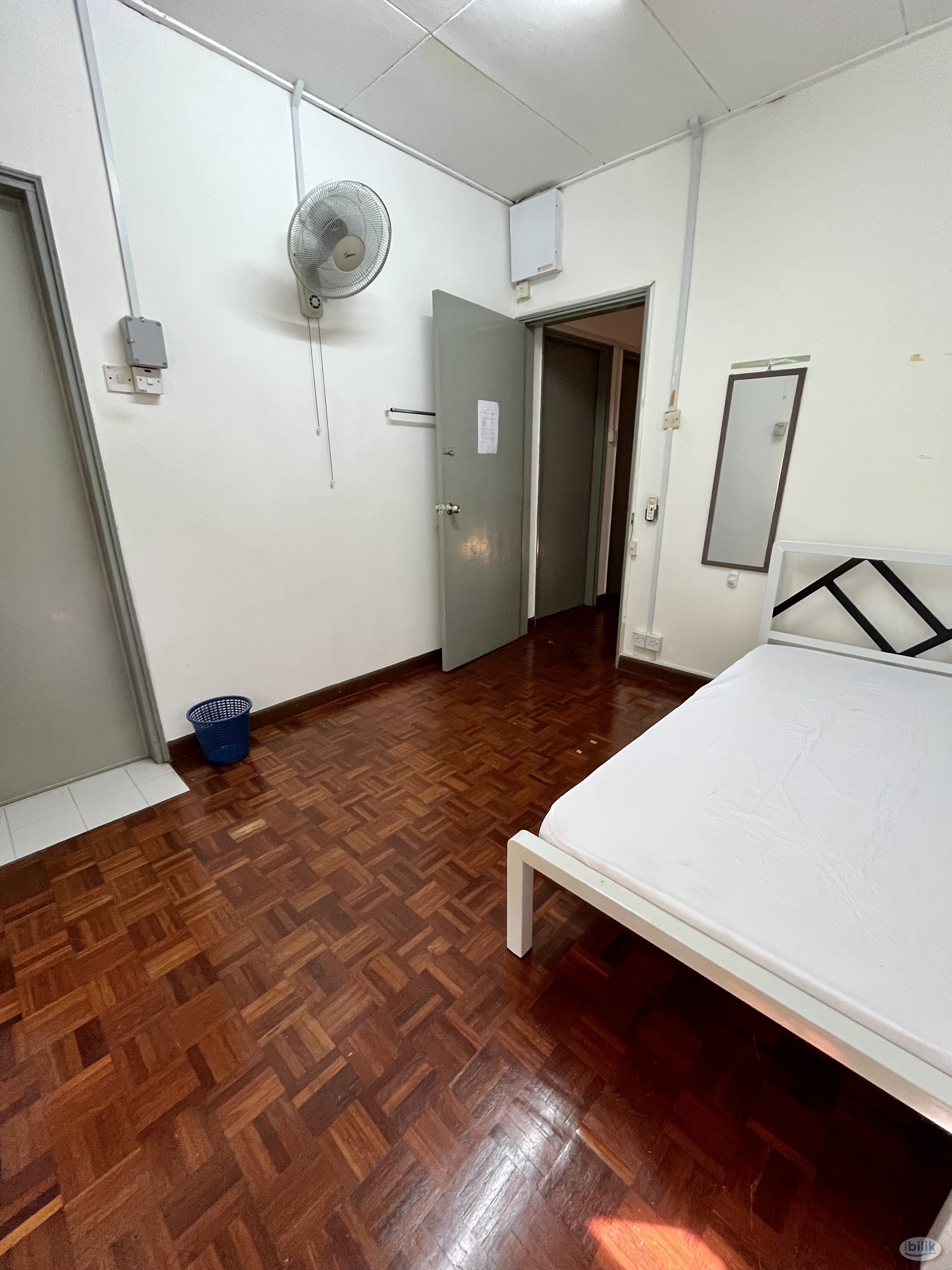 Single Room at Damansara Kim, Damansara Utama 8minswalk to TTDI MRT Station - Image 1