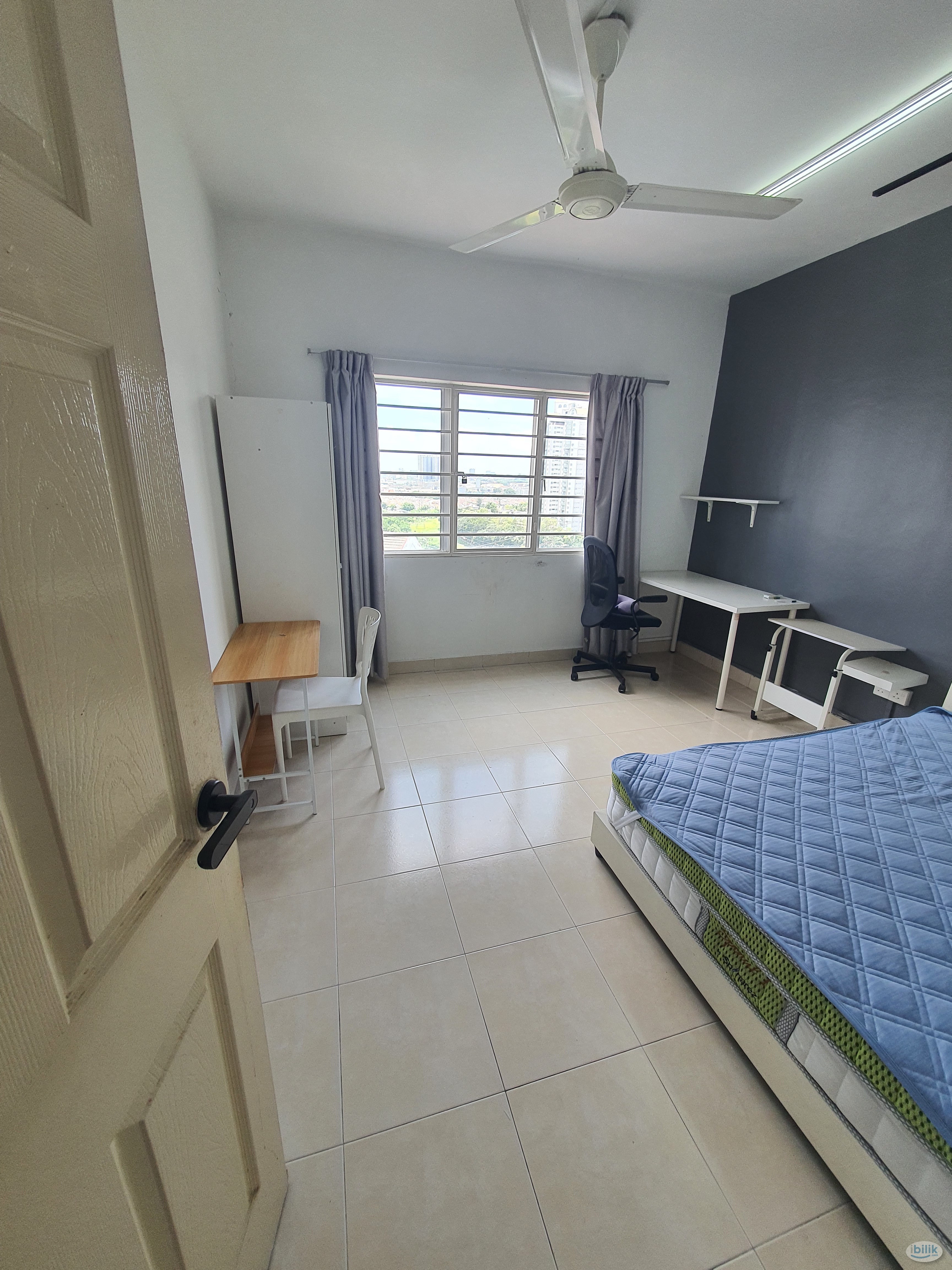 Middle Room at SuriaMas, Bandar Sunway - Image 1
