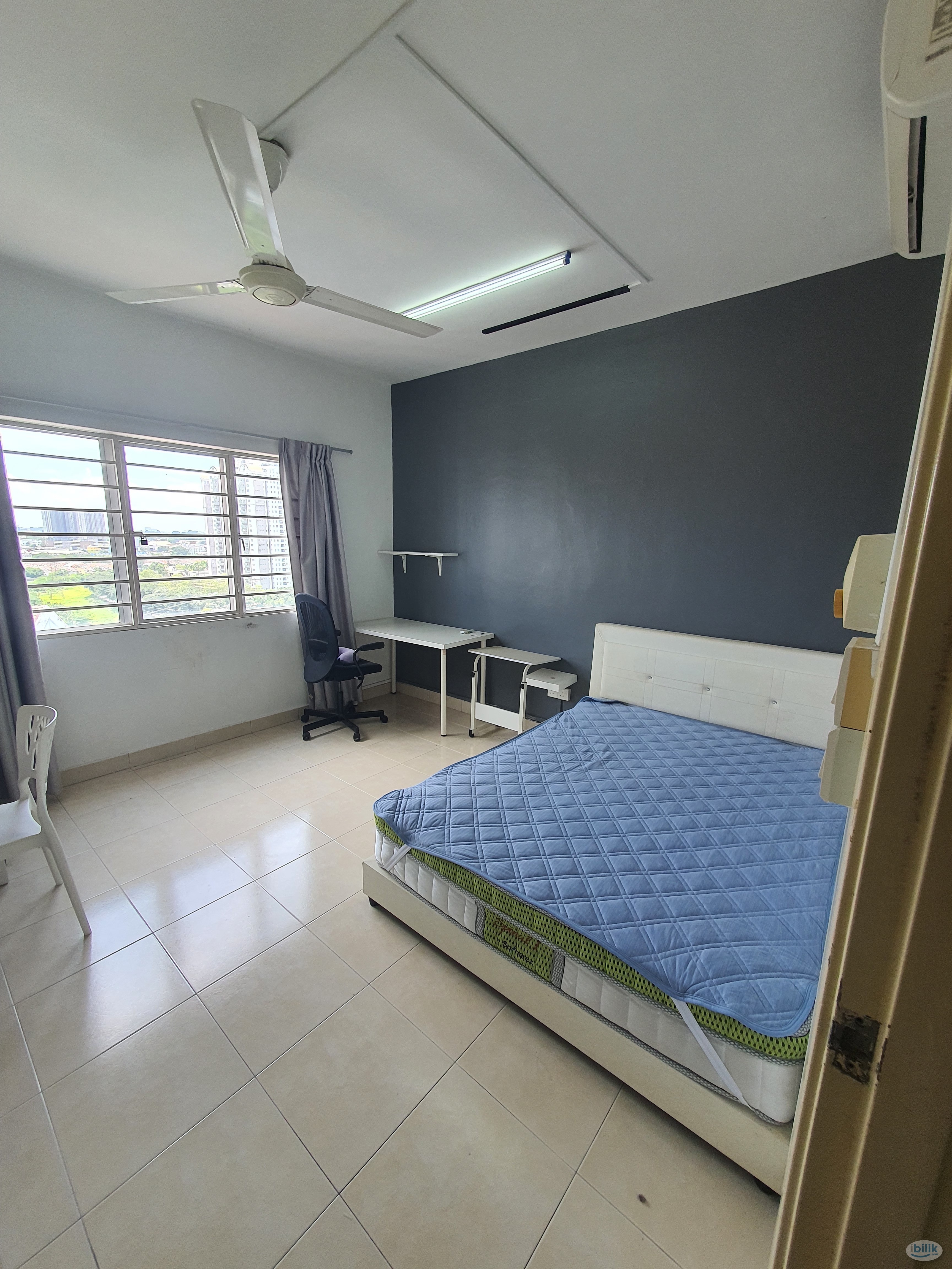 Middle Room at SuriaMas, Bandar Sunway - Image 2