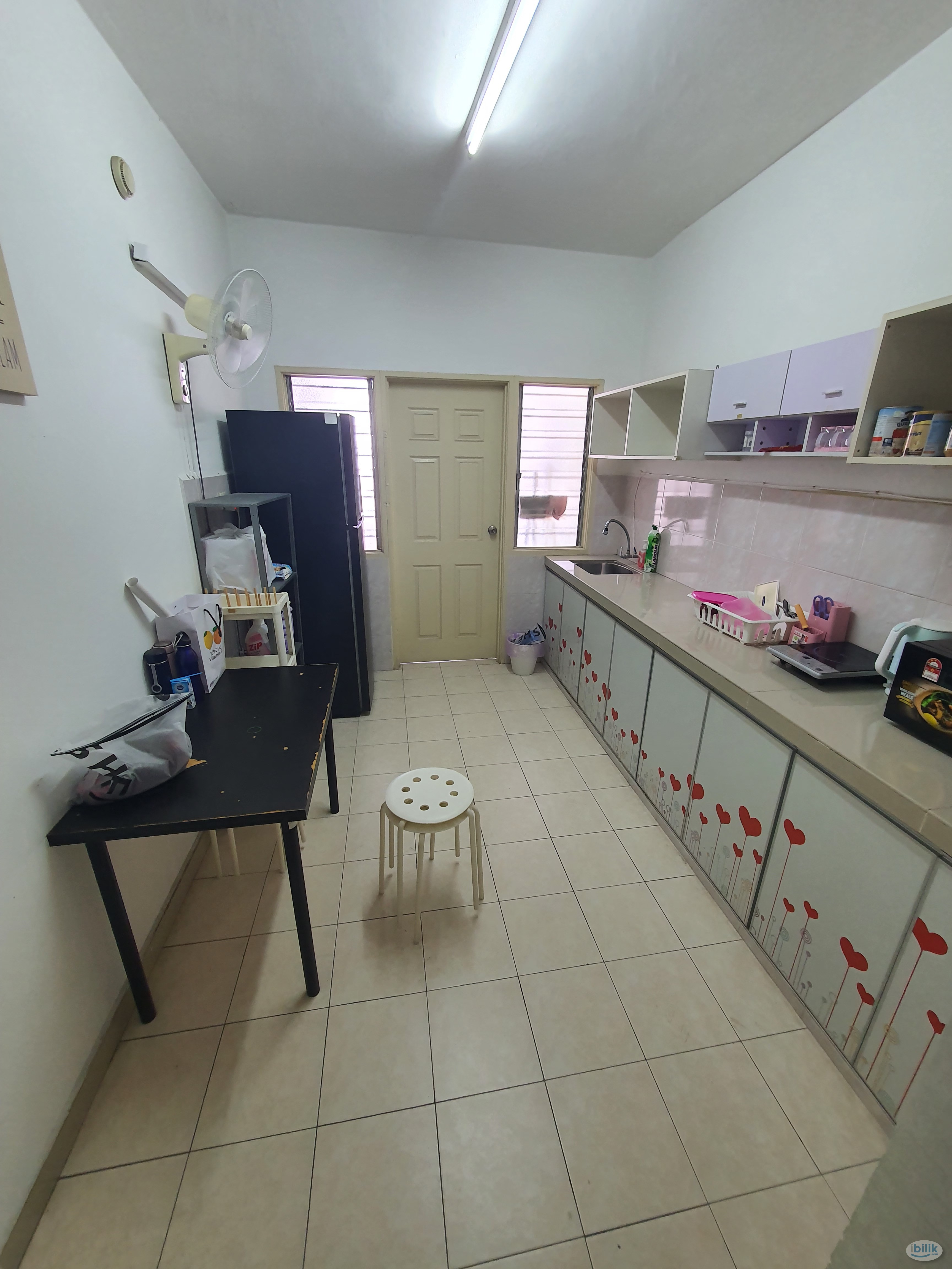 Middle Room at SuriaMas, Bandar Sunway - Image 4