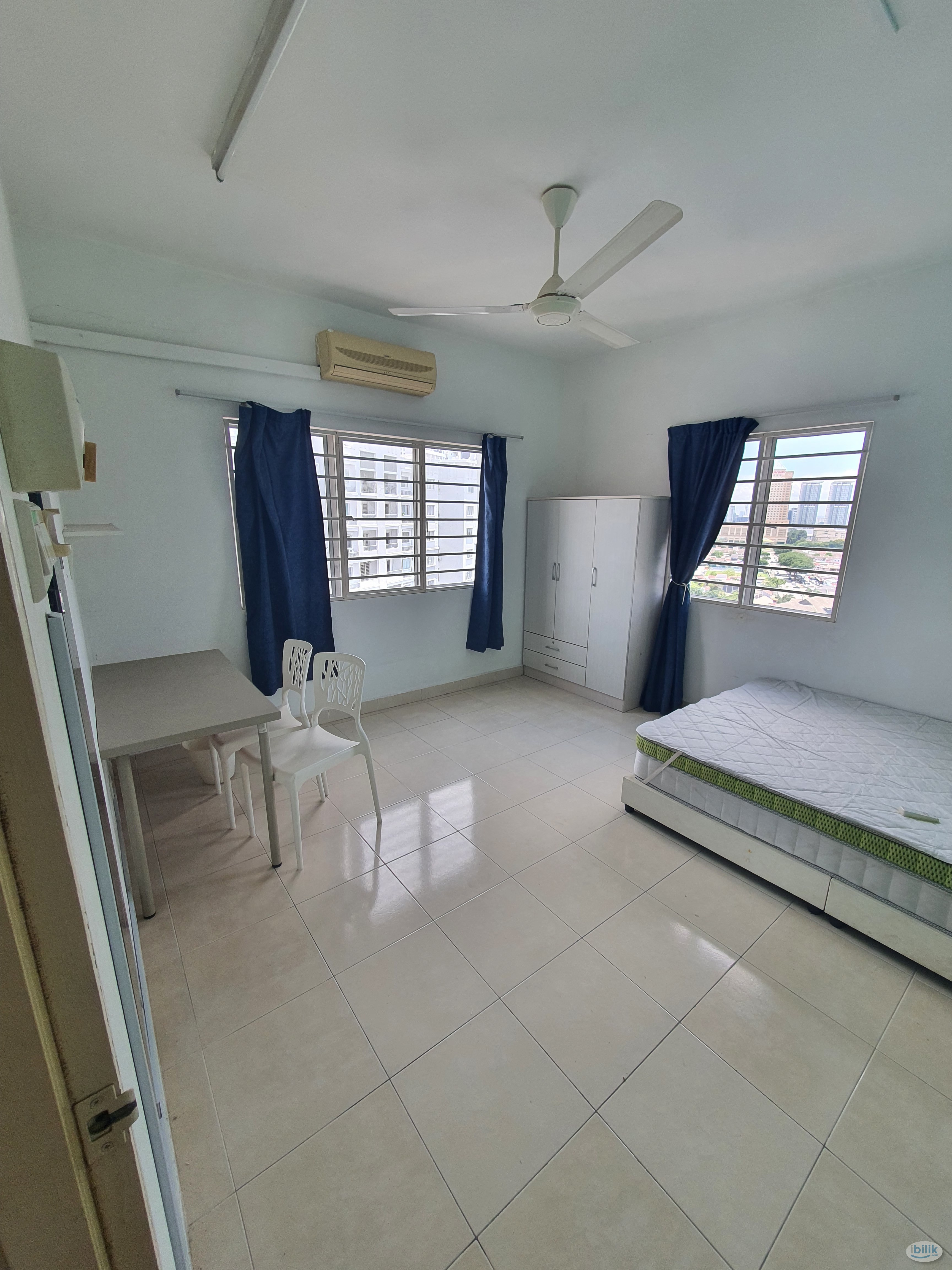 Middle Room at SuriaMas, Bandar Sunway - Image 1