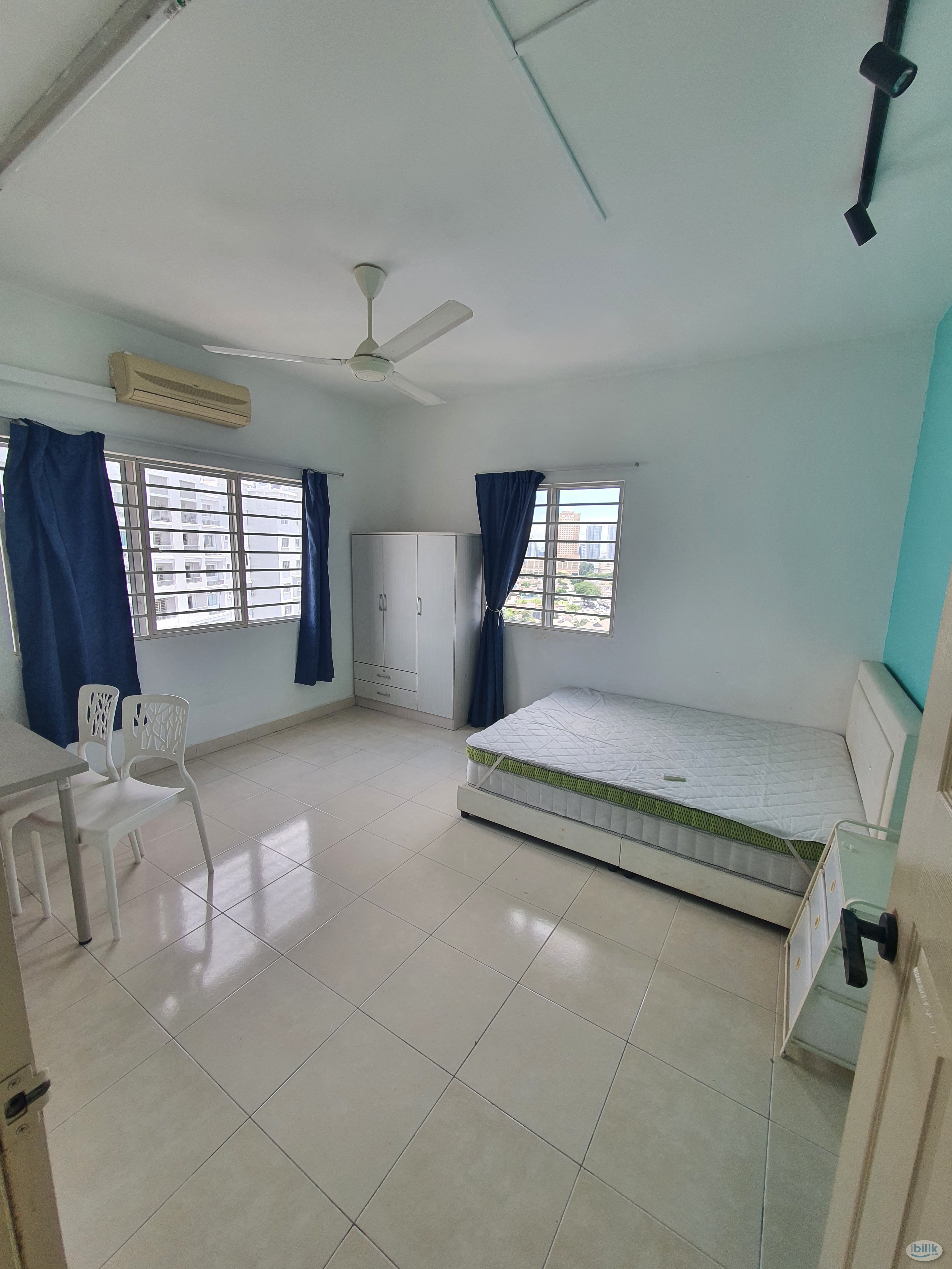 Middle Room at SuriaMas, Bandar Sunway - Image 2