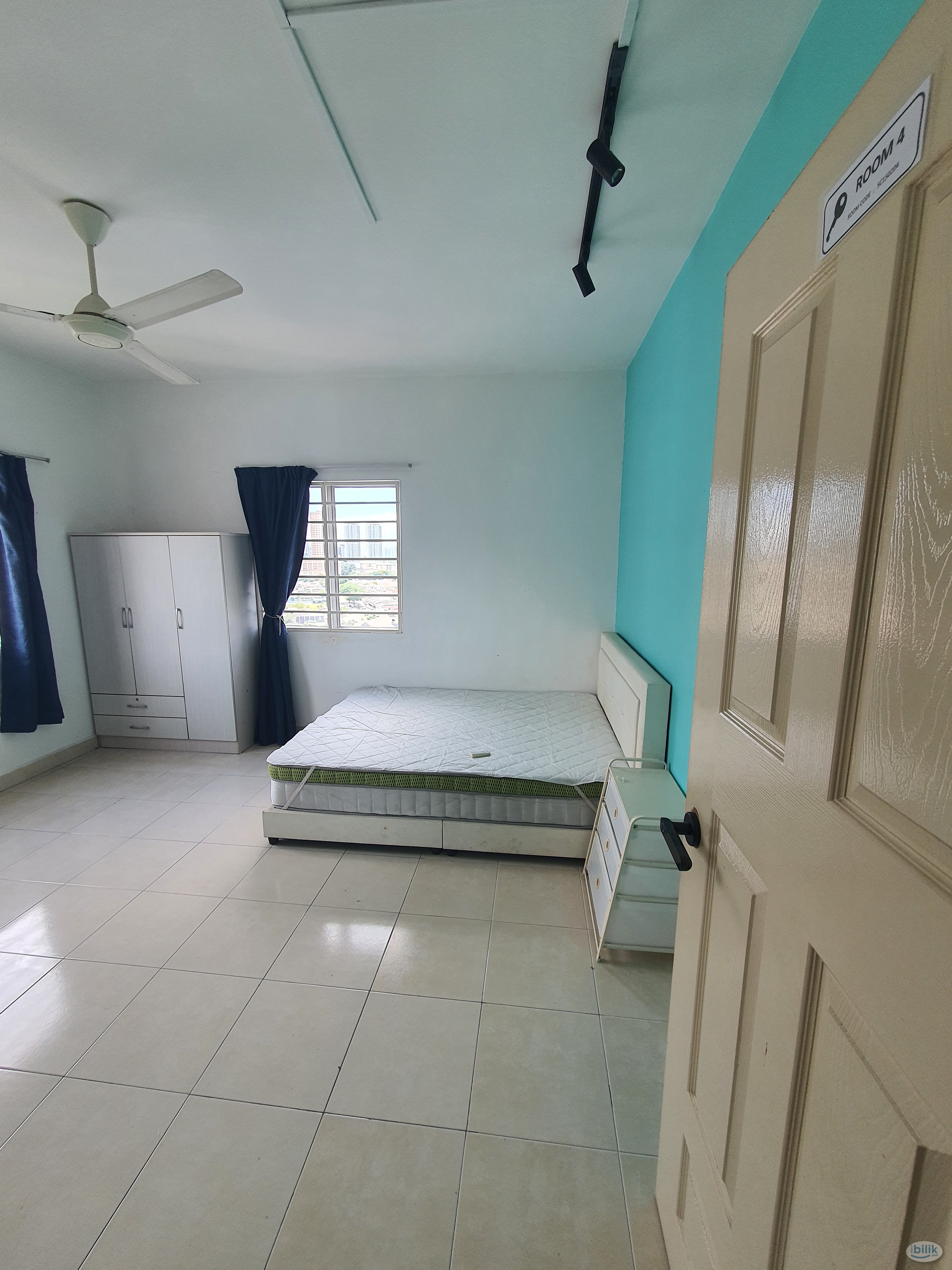 Middle Room at SuriaMas, Bandar Sunway - Image 3