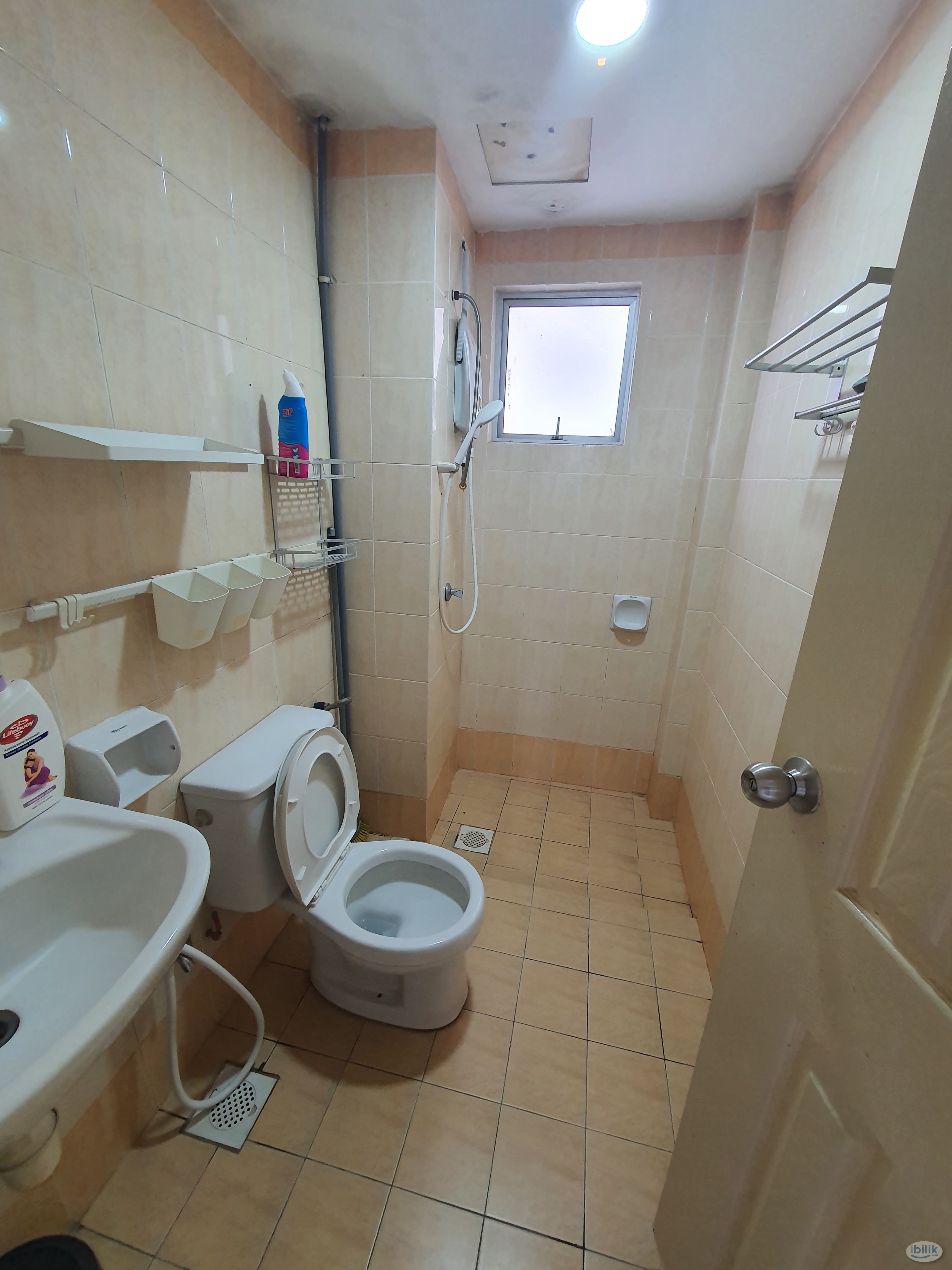 Middle Room at SuriaMas, Bandar Sunway - Image 4