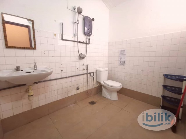 Middle Room at Damansara Perdana, Petaling Jaya - Image 1