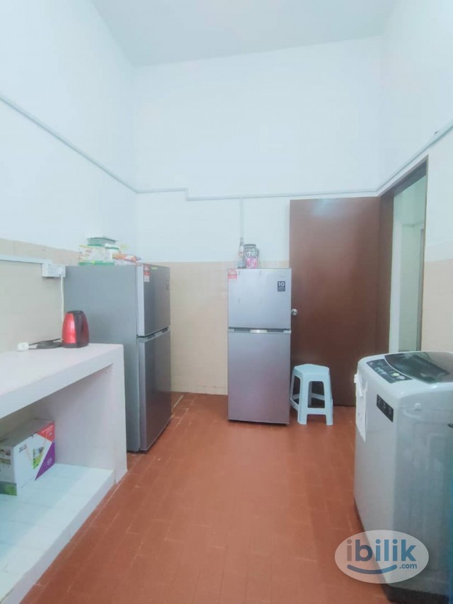Middle Room at Damansara Perdana, Petaling Jaya - Image 3