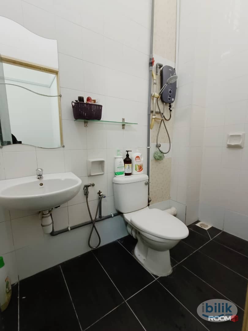 Middle Room at Damansara Perdana, Petaling Jaya - Image 2