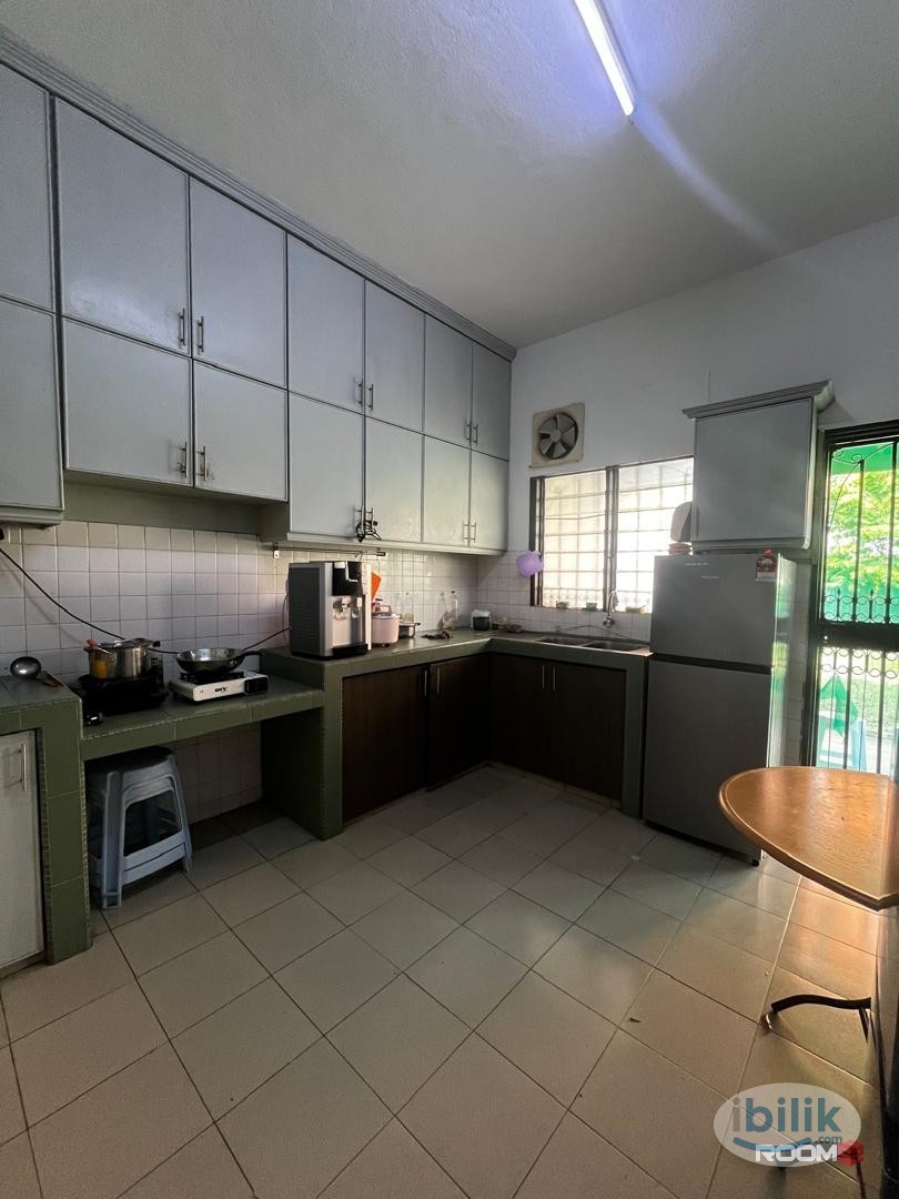 Middle Room at Damansara Perdana, Petaling Jaya - Image 1