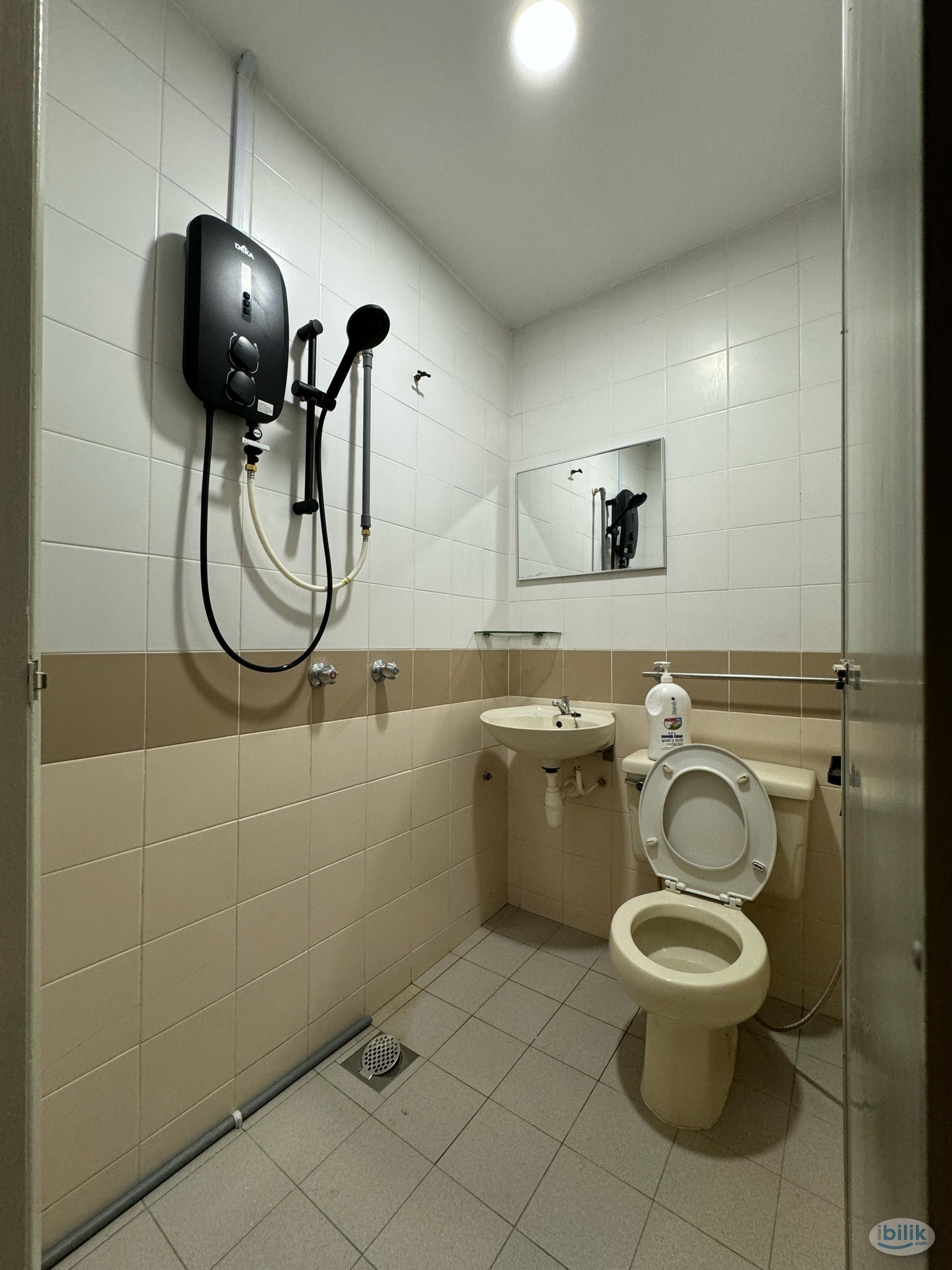 Only walk to Central Market 🚶‍♀️ Room Rent attach Private Toilet at Petaling Street - Image 1