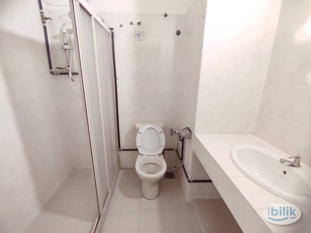 Master Room at TTDI KIARA GREEN TOWNHOUSE, Kuala Lumpur - Image 3