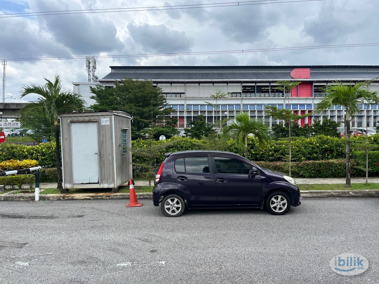 1 Min walk to LRT - Zero Deposit Middle Room Fully Furnished - Image 1