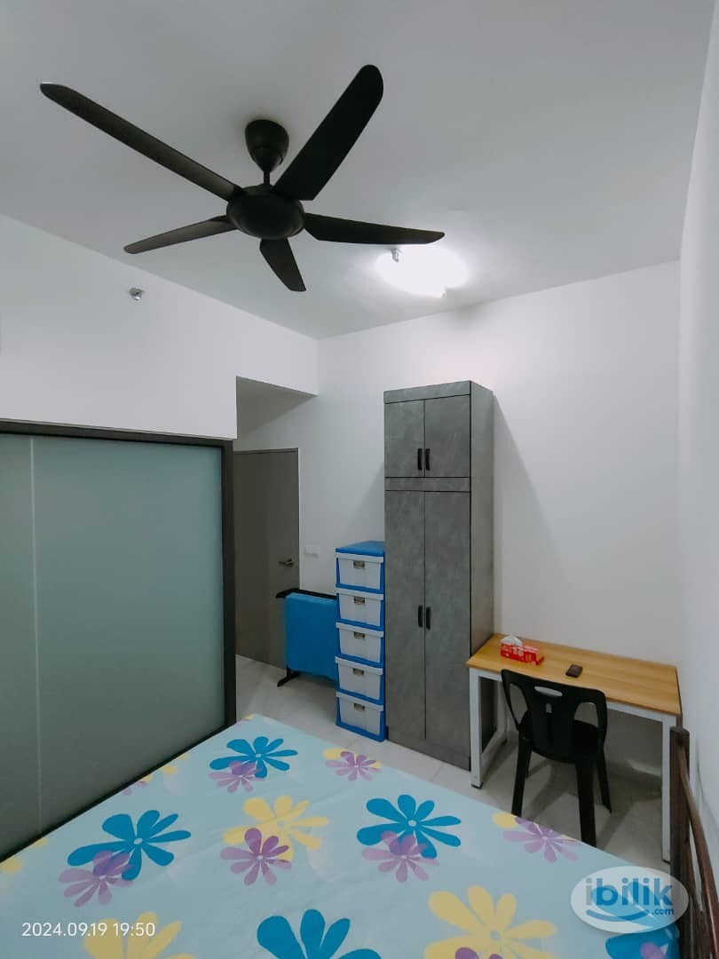 Master Room at Batu Kawan, Private bathroom, 5 min to industrial park - Image 2