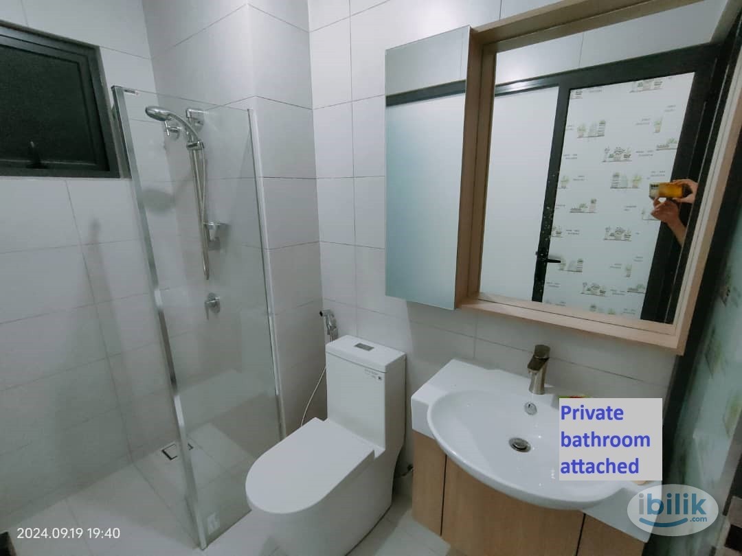 Master Room at Batu Kawan, Private bathroom, 5 min to industrial park - Image 3