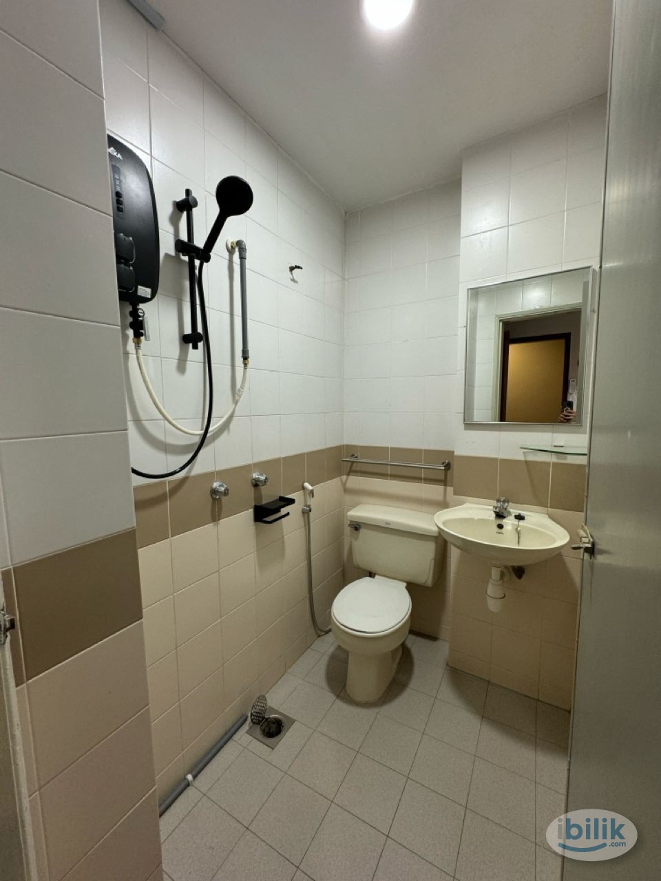 4 mins walk to Petaling Street 🚶 Room + Toilet near Pasar Seni MRT - Image 2